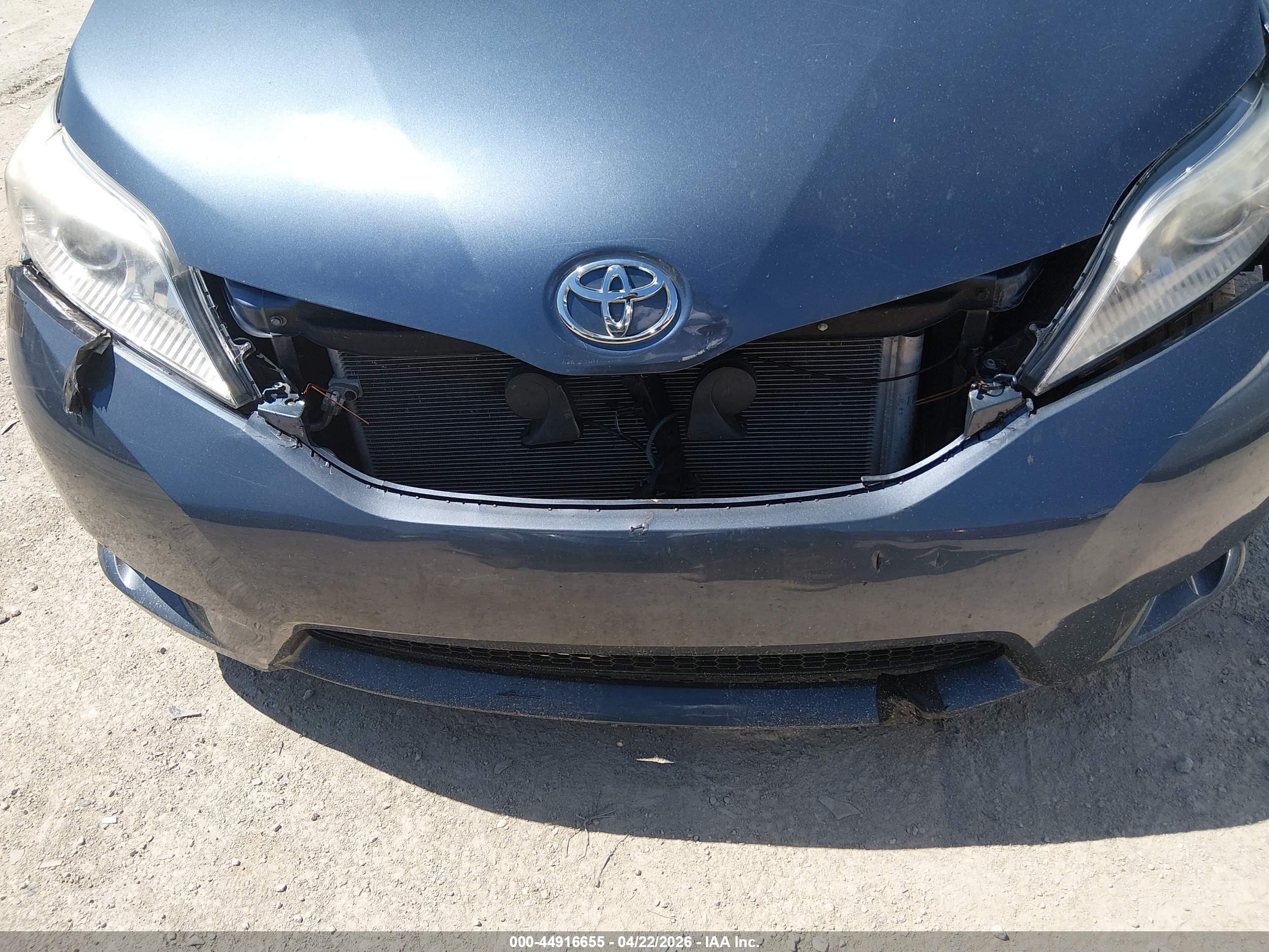 TOYOTA SIENNA image 6
