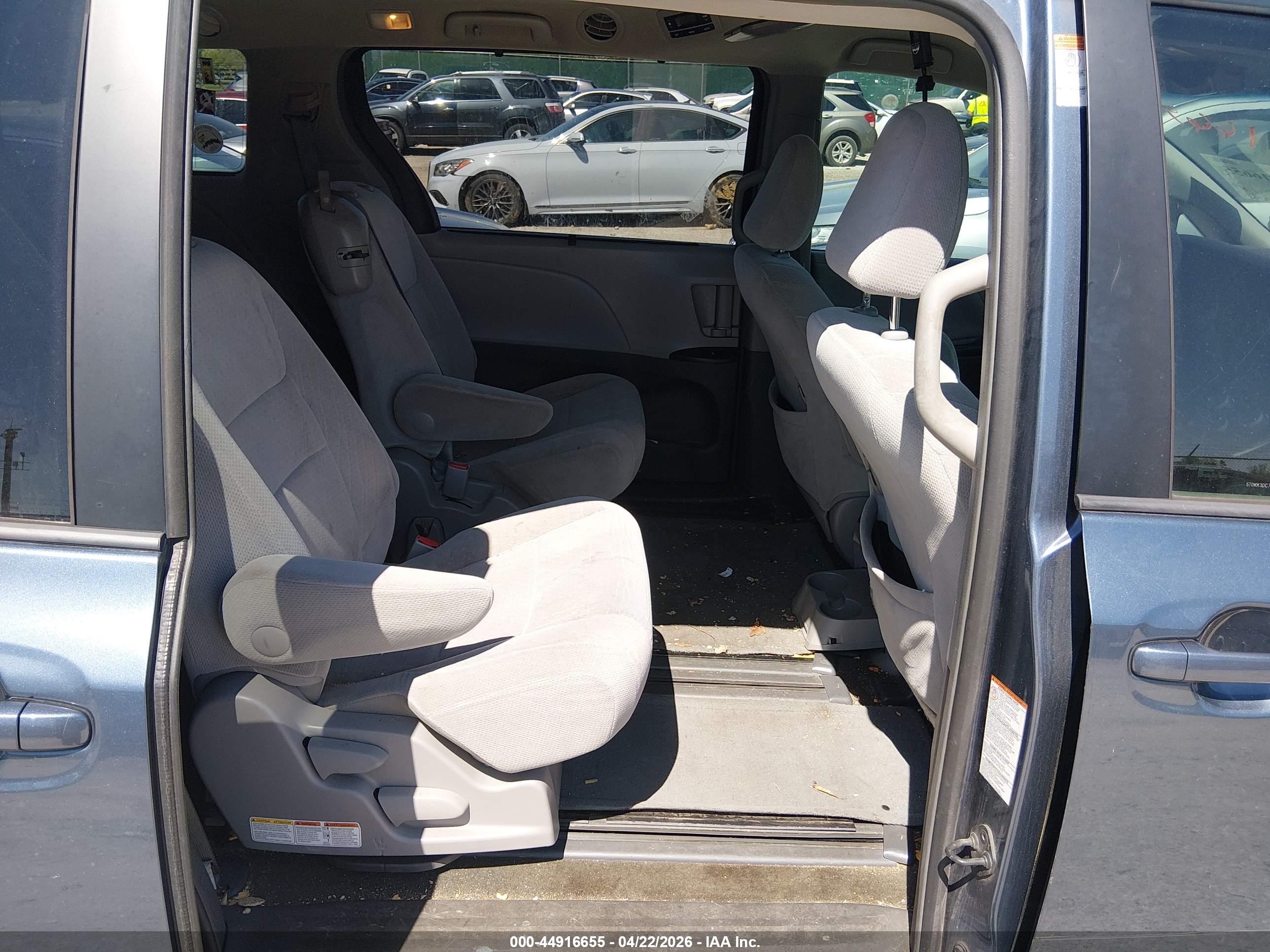 TOYOTA SIENNA image 8