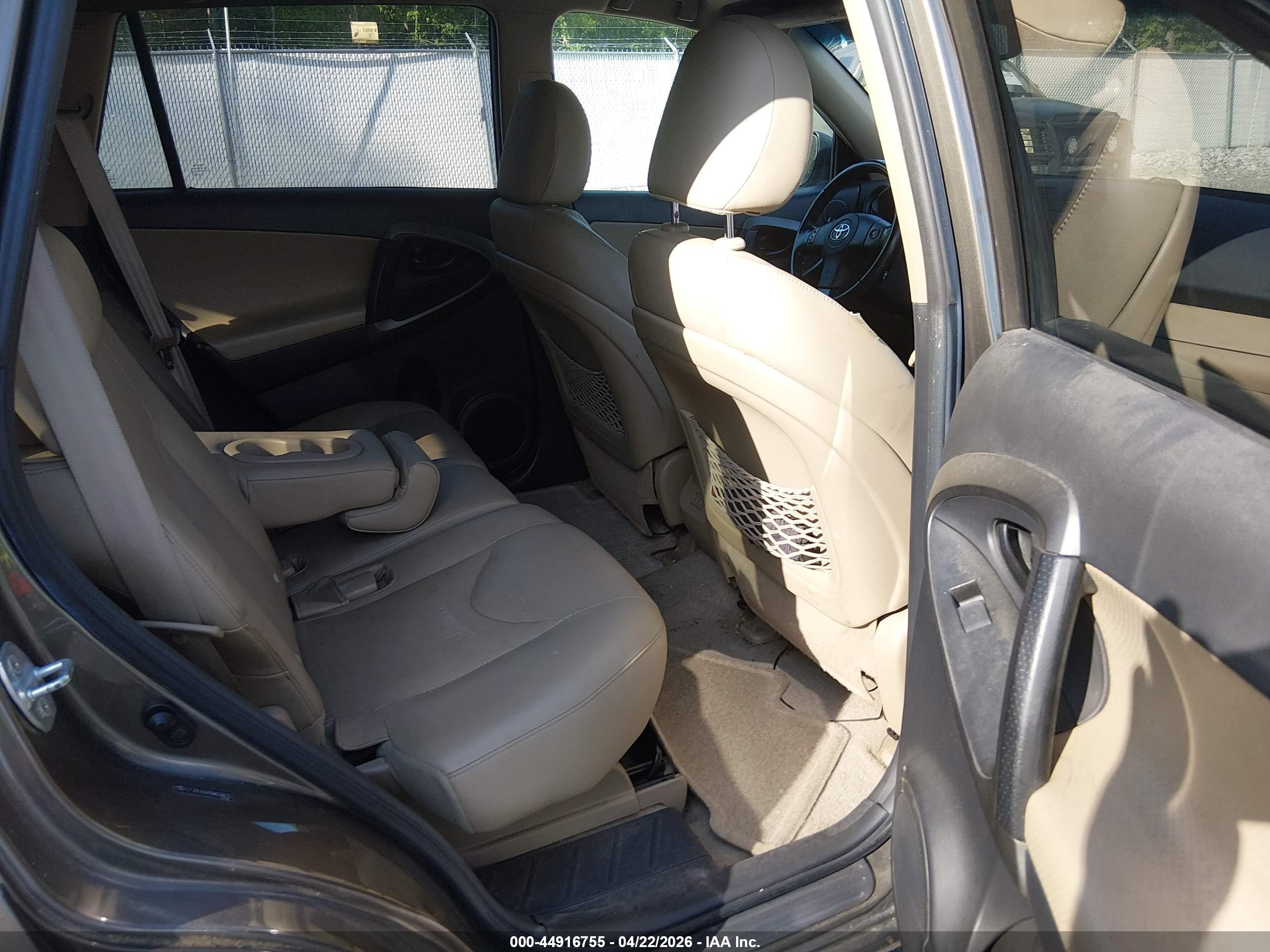 TOYOTA RAV4 image 8
