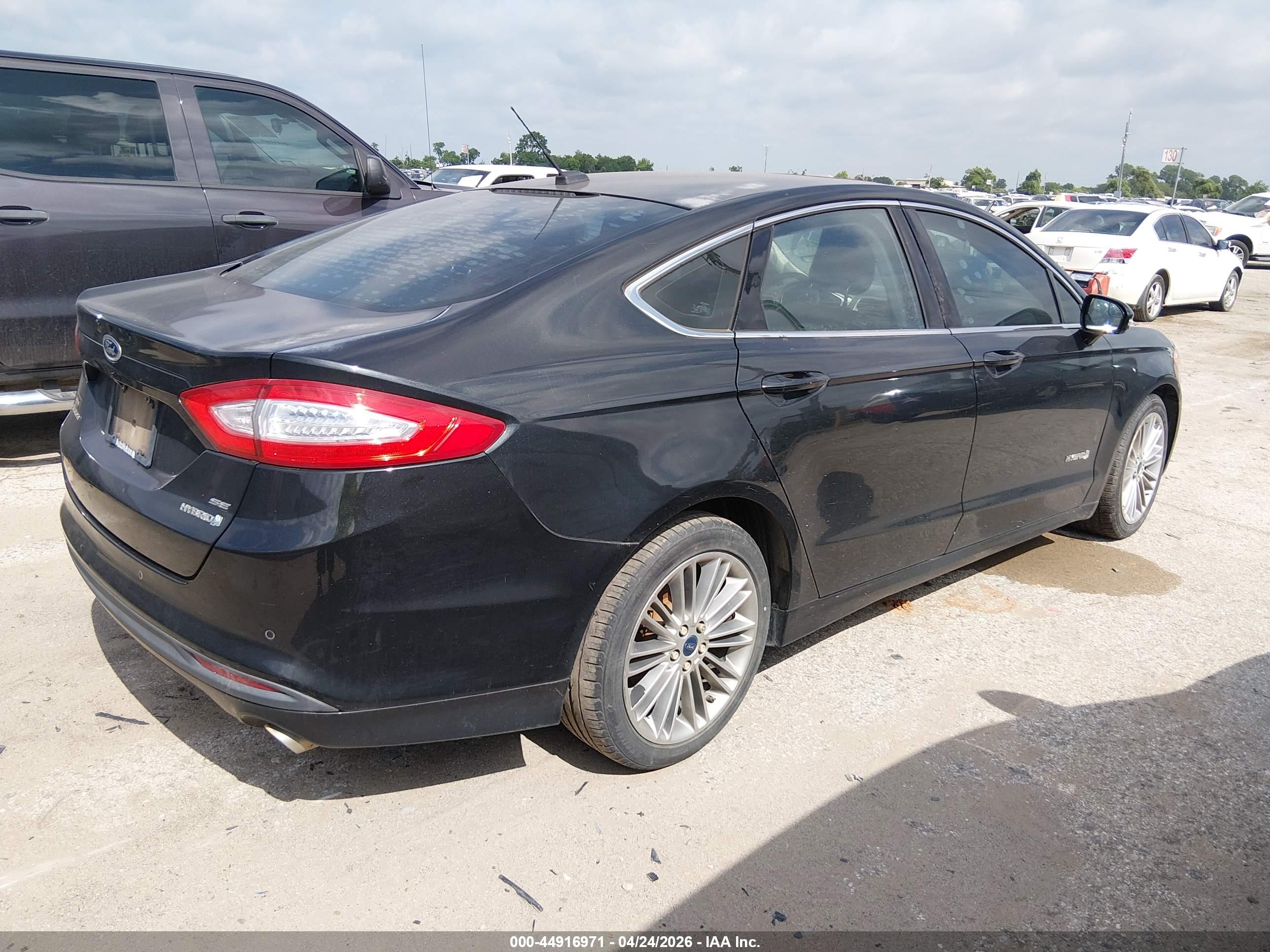FORD FUSION image 4