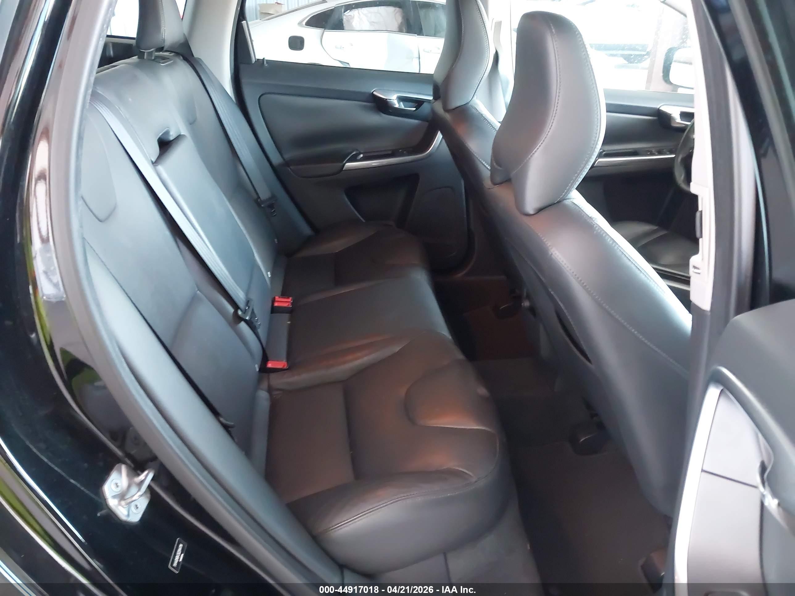 VOLVO XC60 image 8