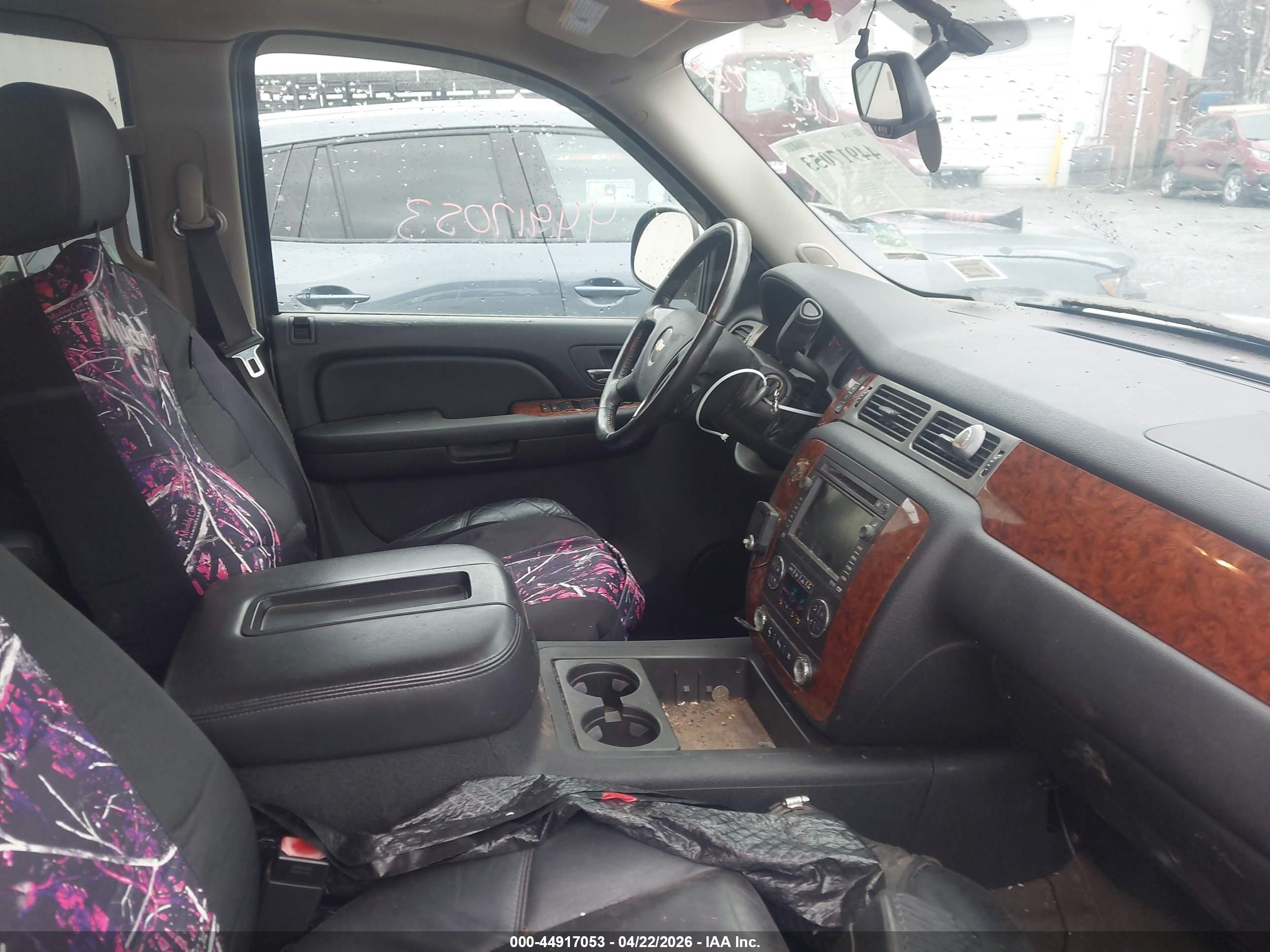 CHEVROLET SUBURBAN image 5