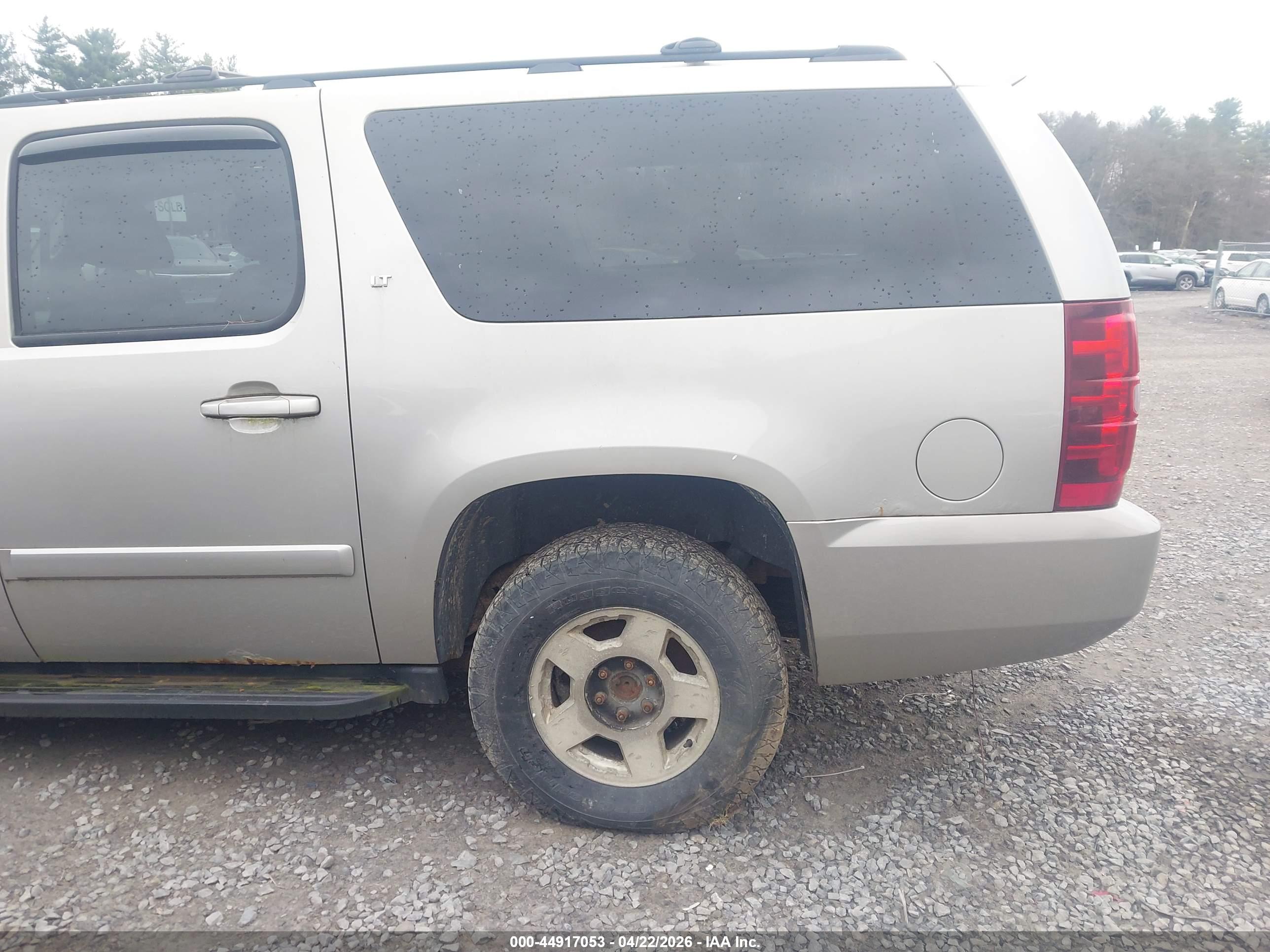 CHEVROLET SUBURBAN image 6