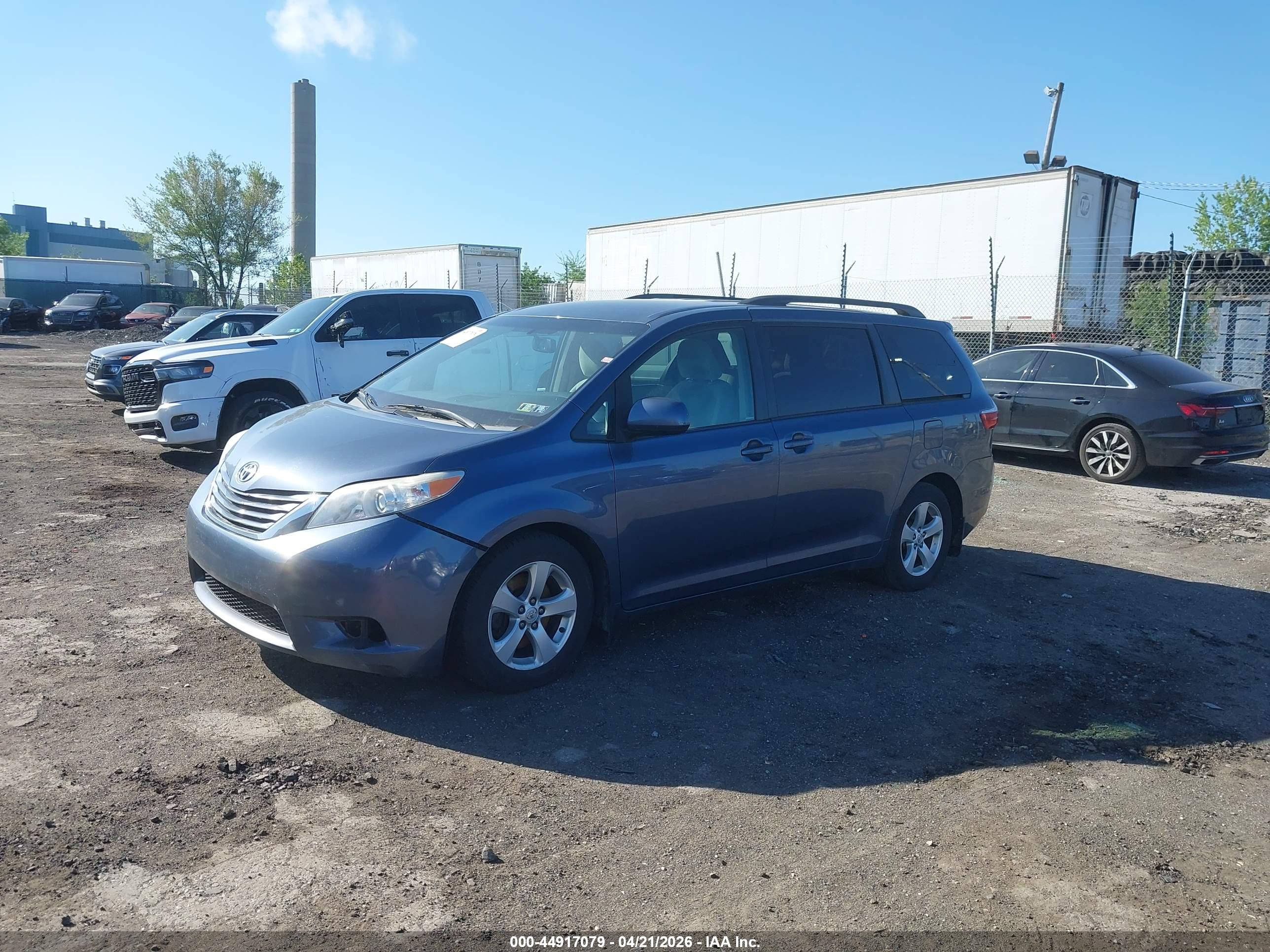 TOYOTA SIENNA image 2