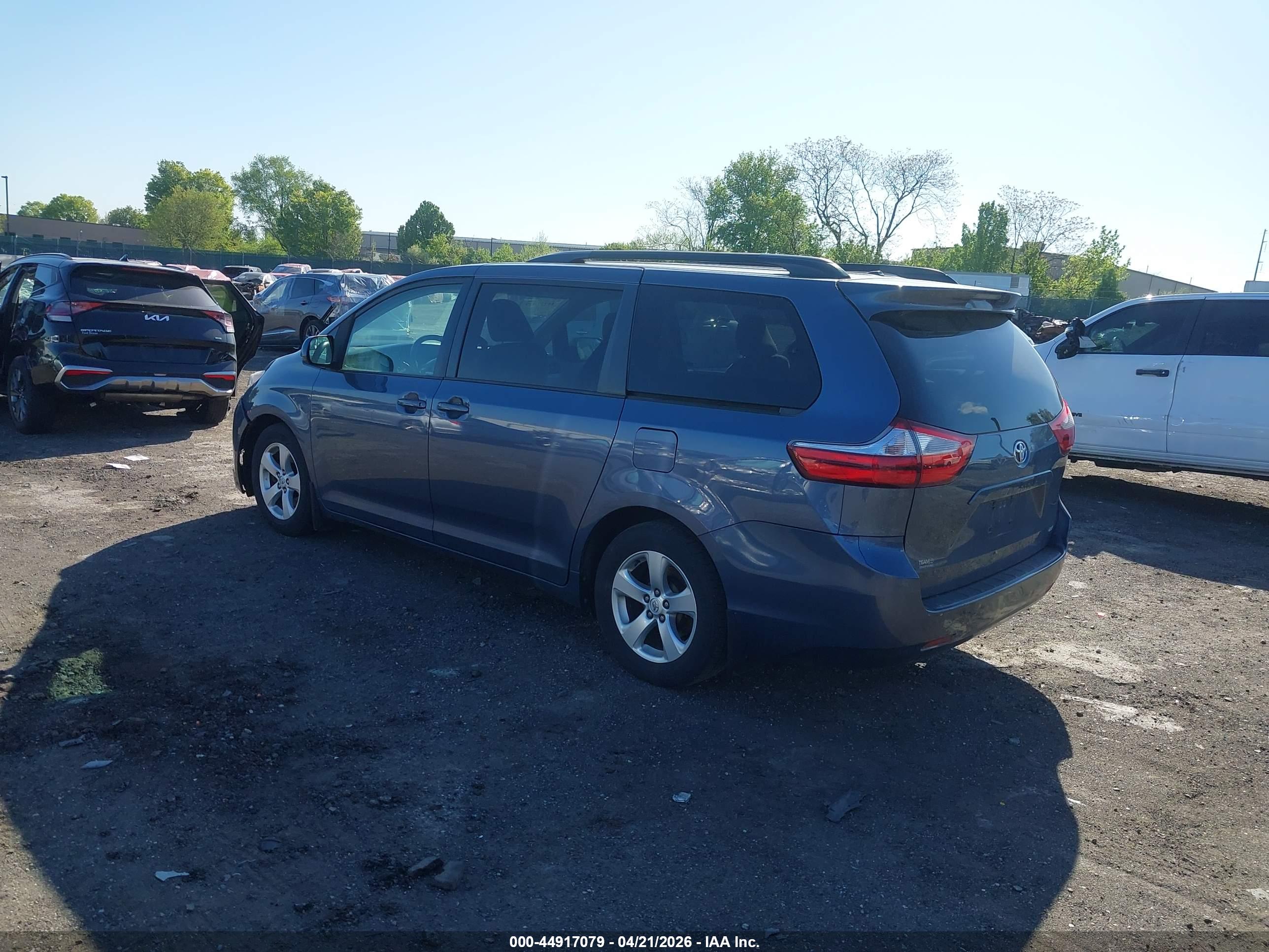 TOYOTA SIENNA image 3