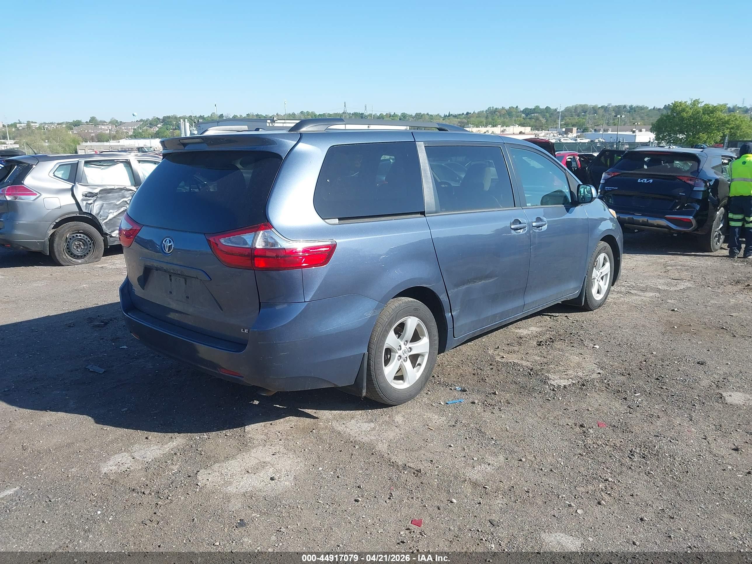 TOYOTA SIENNA image 4