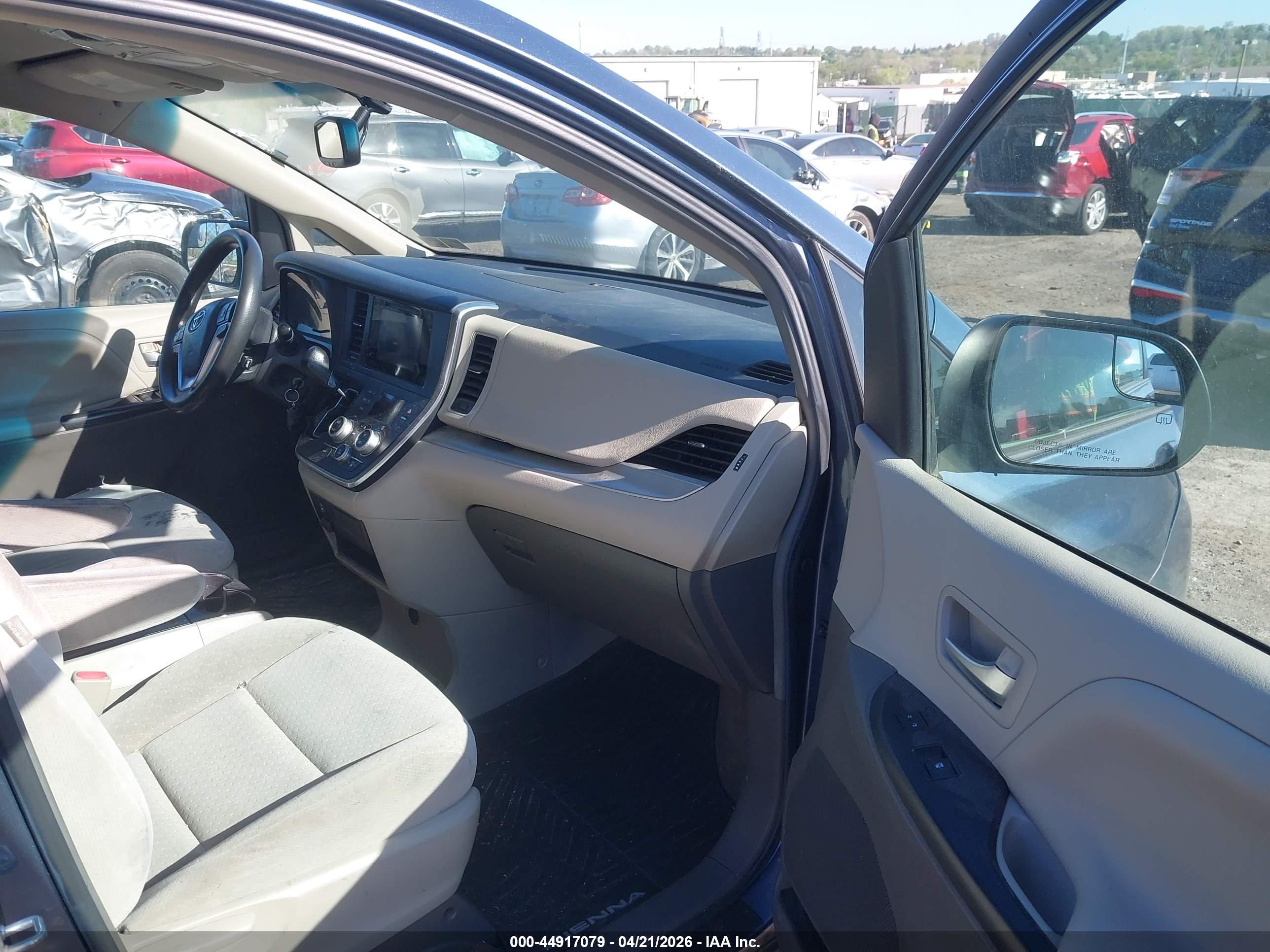 TOYOTA SIENNA image 5