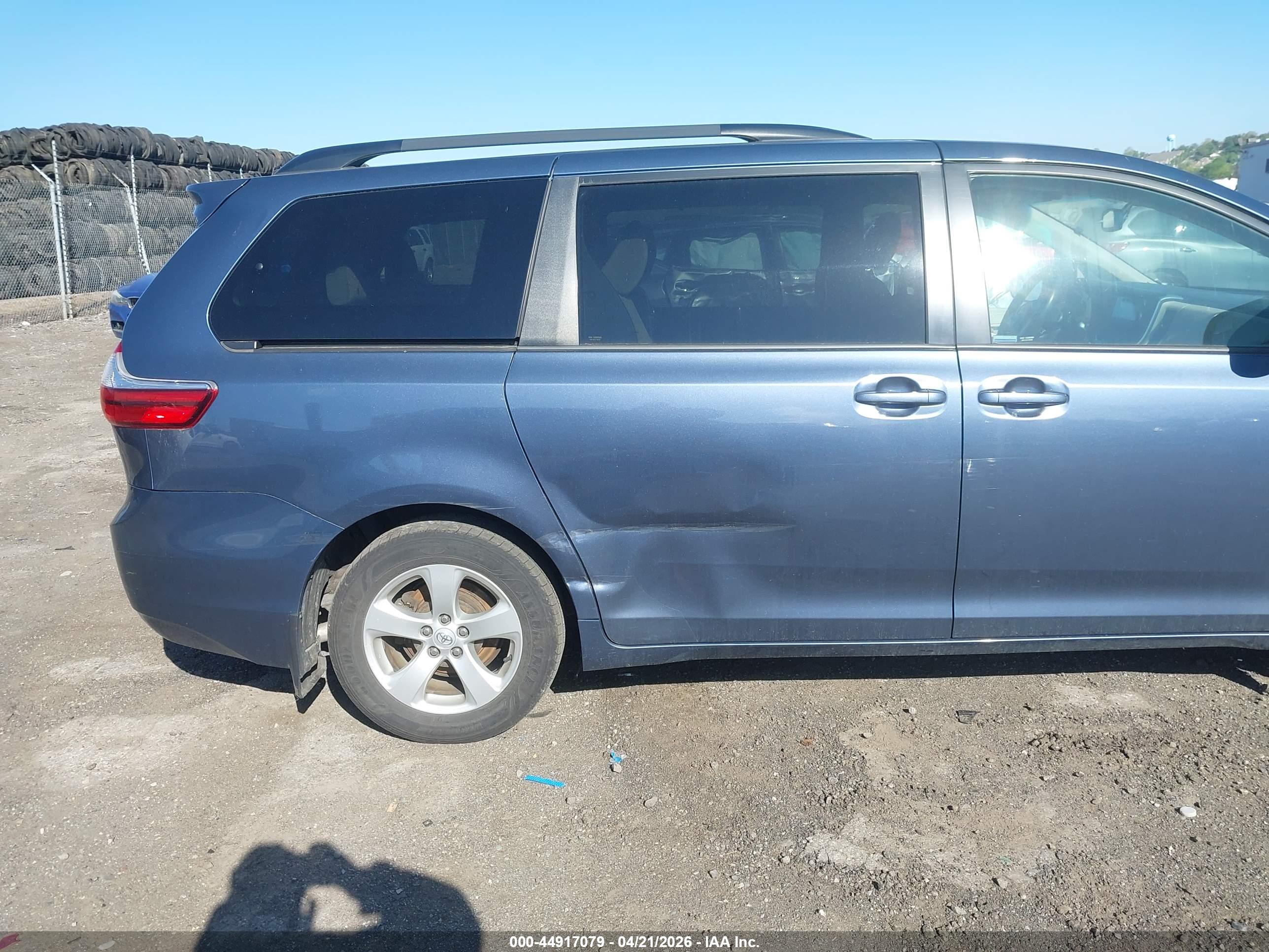 TOYOTA SIENNA image 6