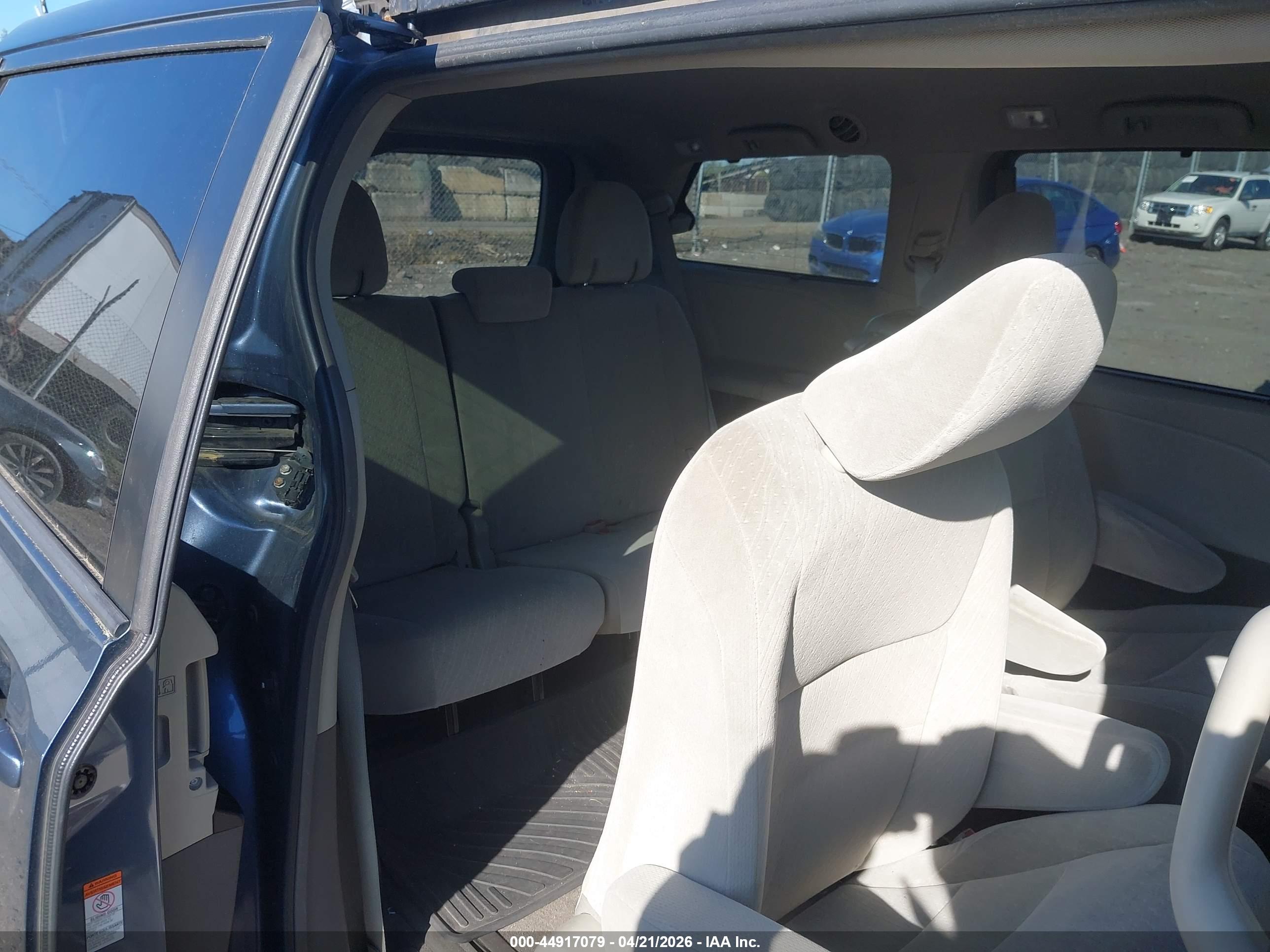 TOYOTA SIENNA image 8