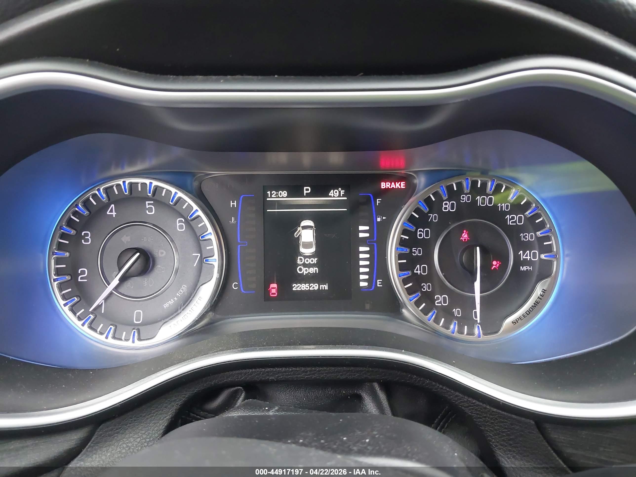 CHRYSLER 200 image 7