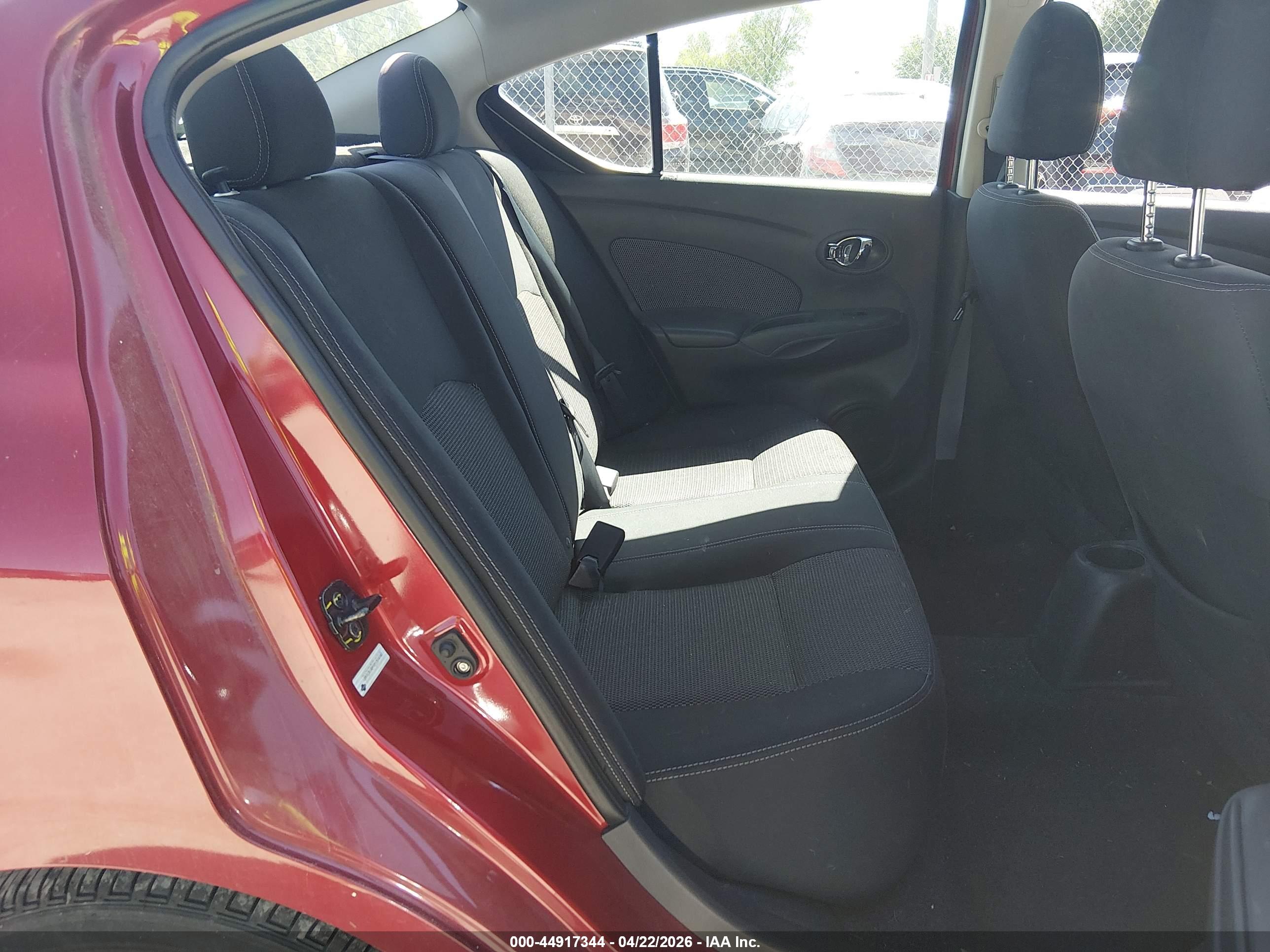 NISSAN VERSA image 8