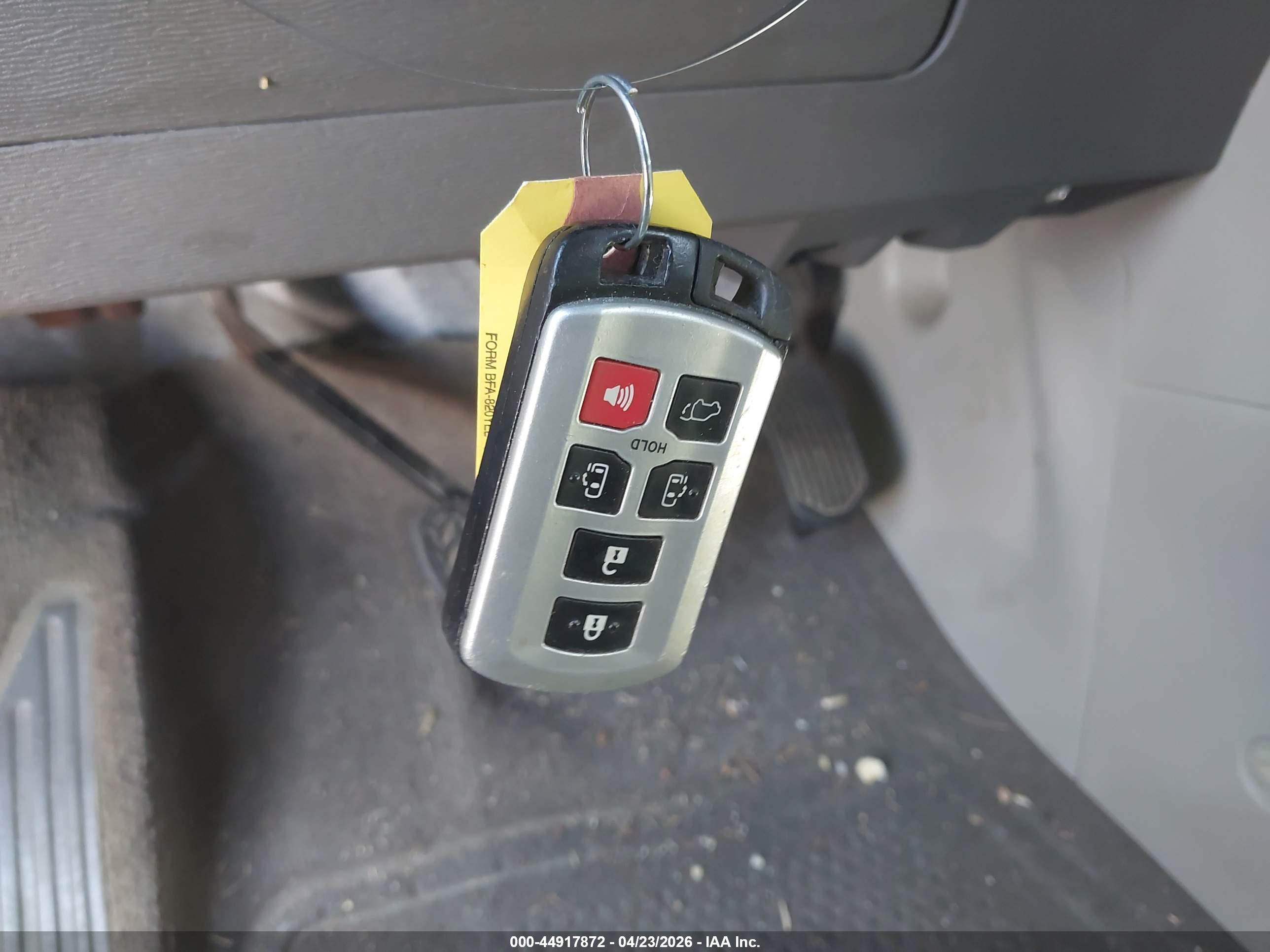 TOYOTA SIENNA image 11