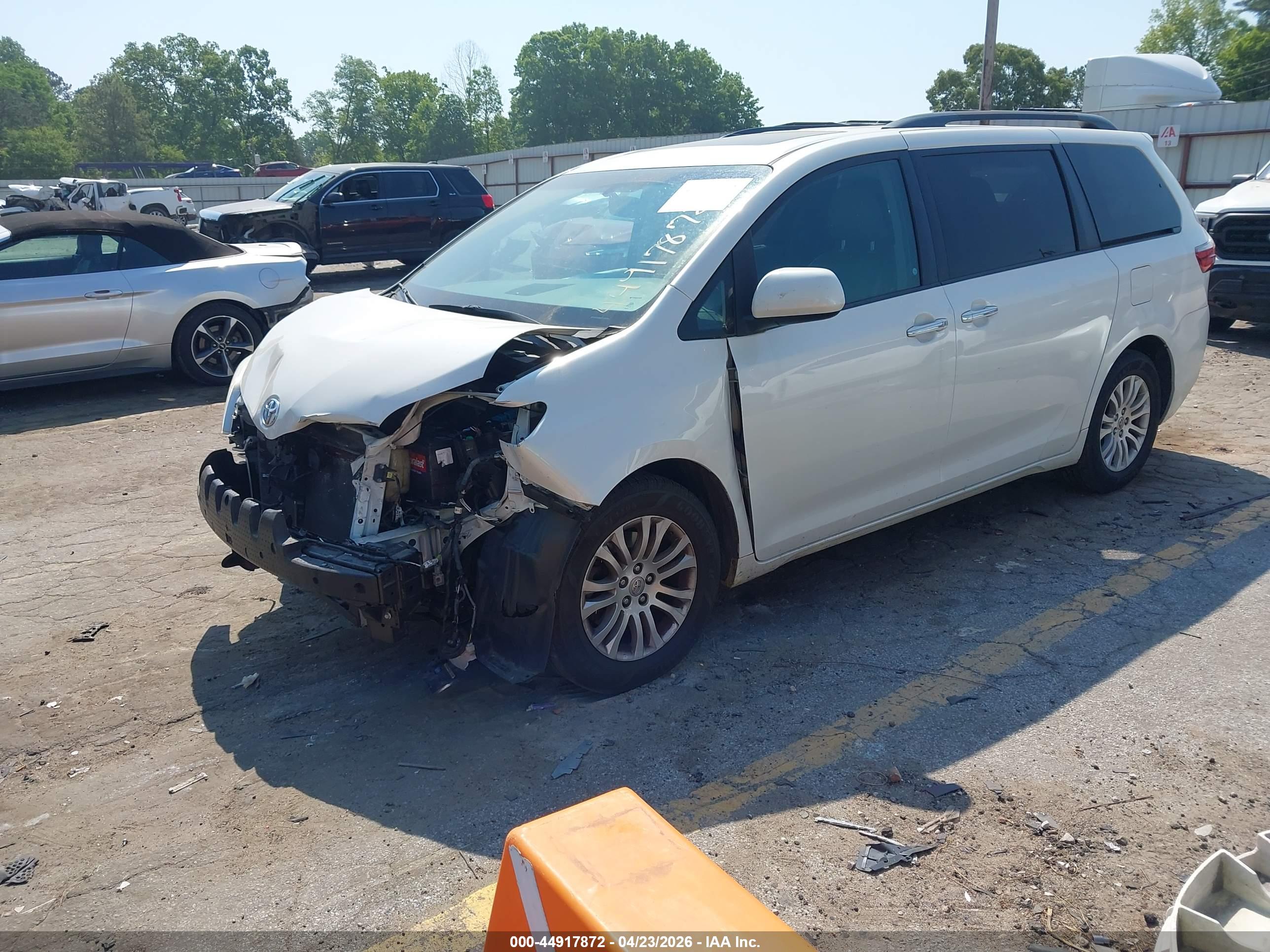 TOYOTA SIENNA image 2