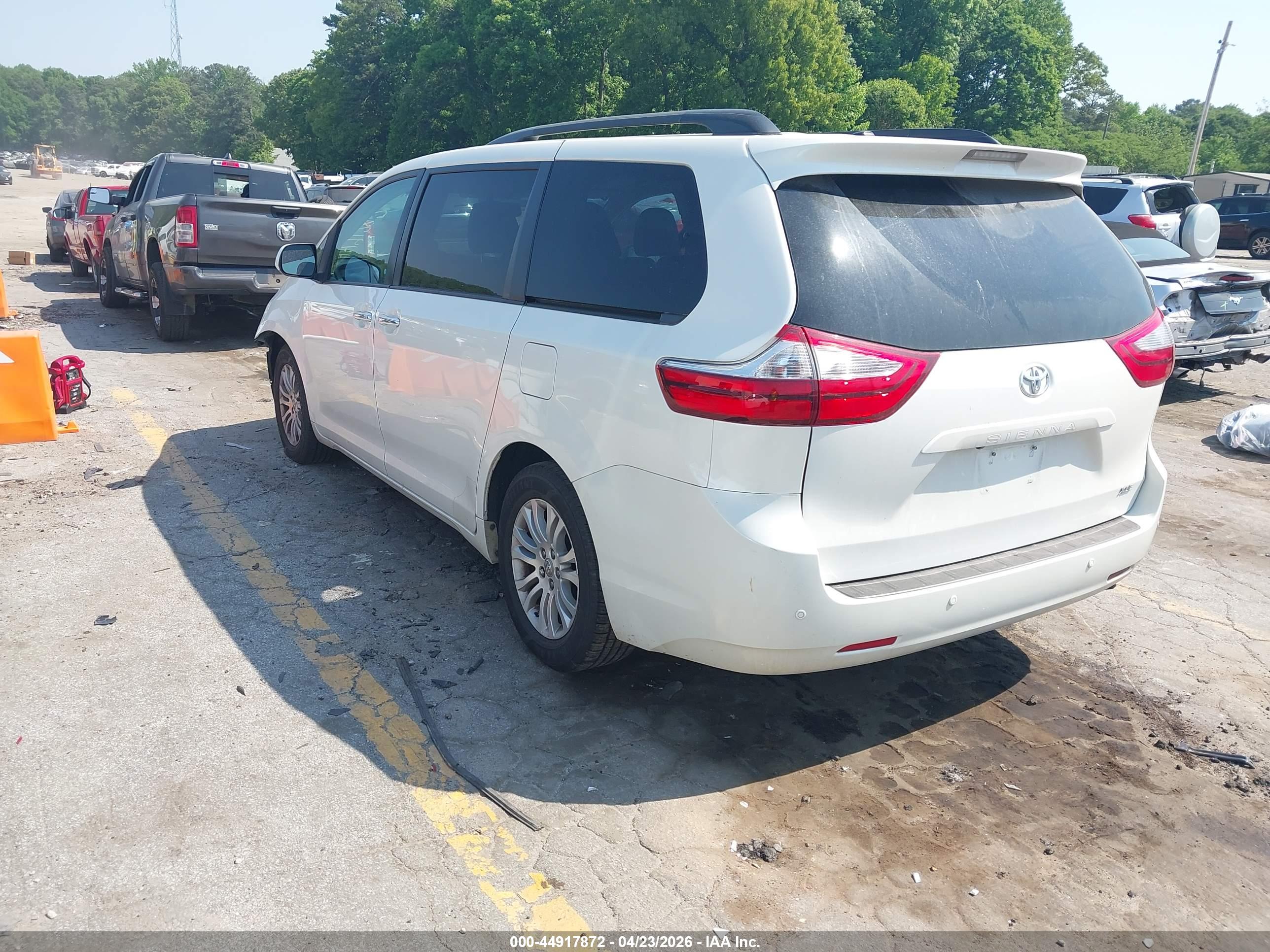 TOYOTA SIENNA image 3