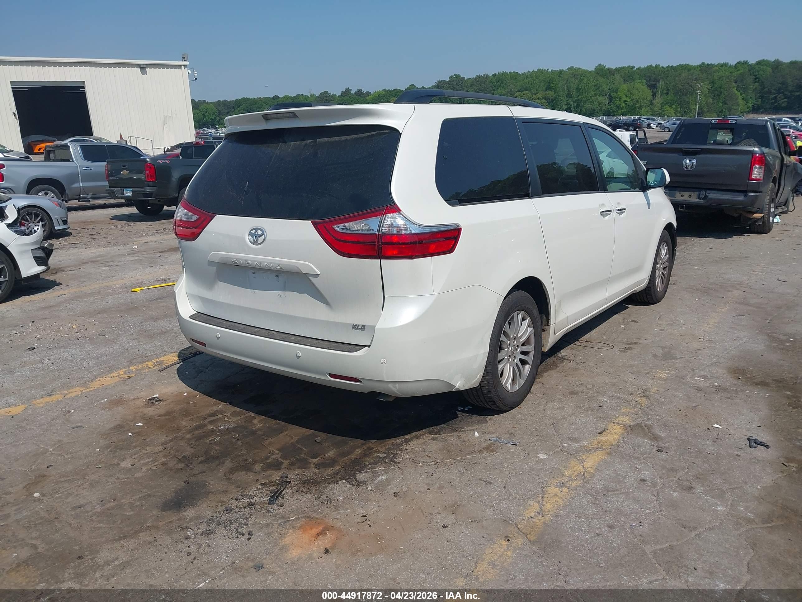 TOYOTA SIENNA image 4