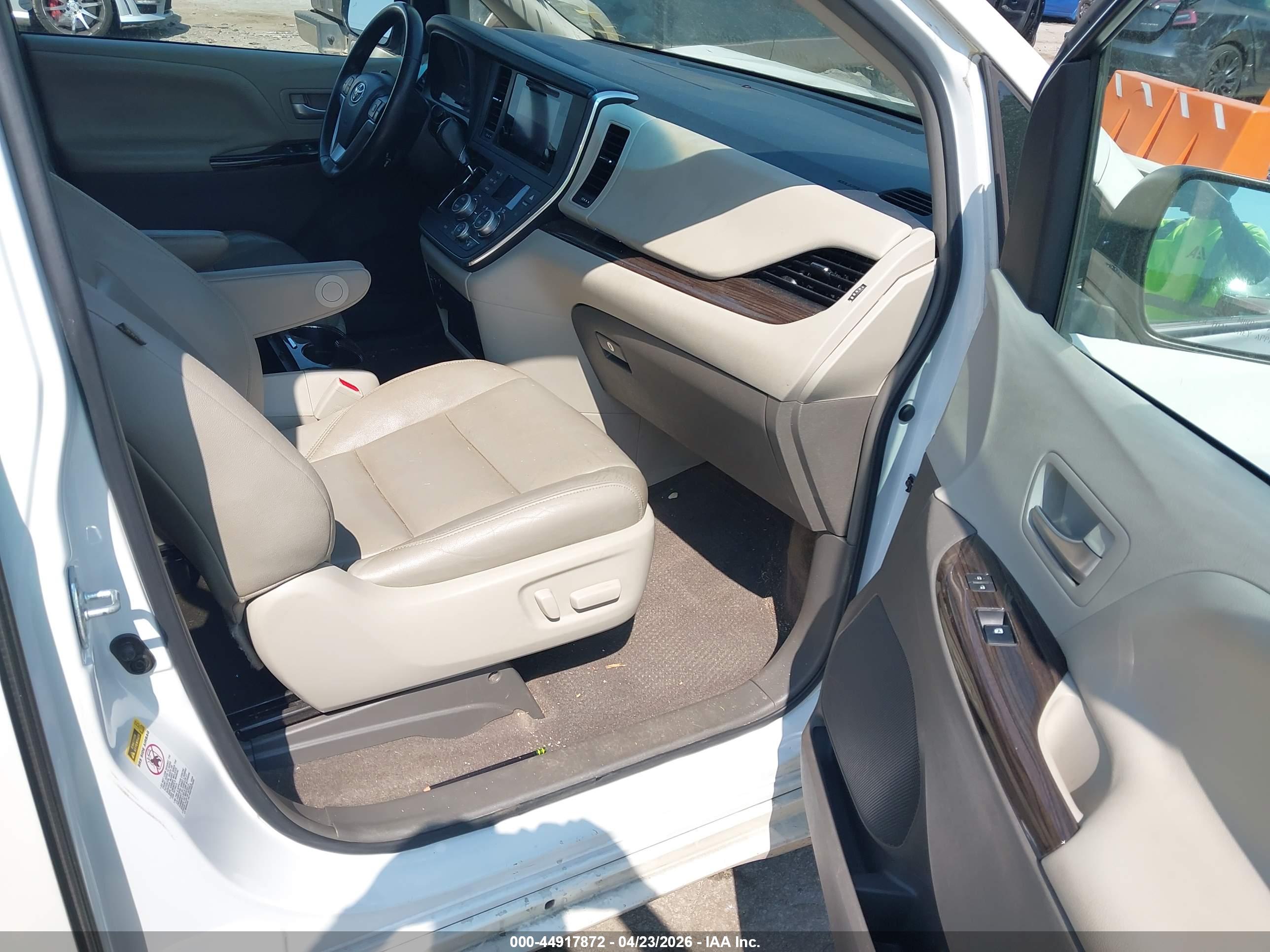 TOYOTA SIENNA image 5