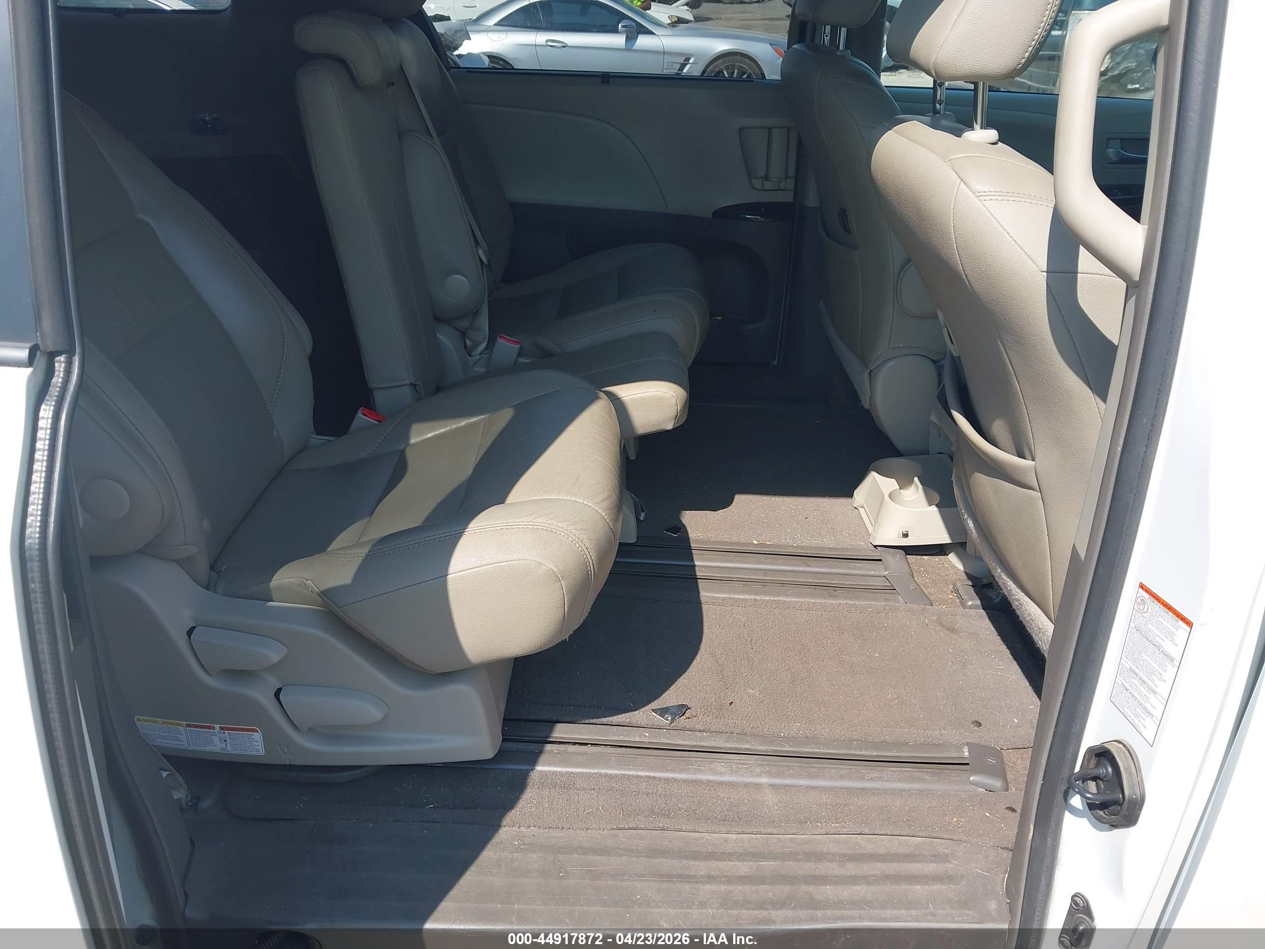TOYOTA SIENNA image 8