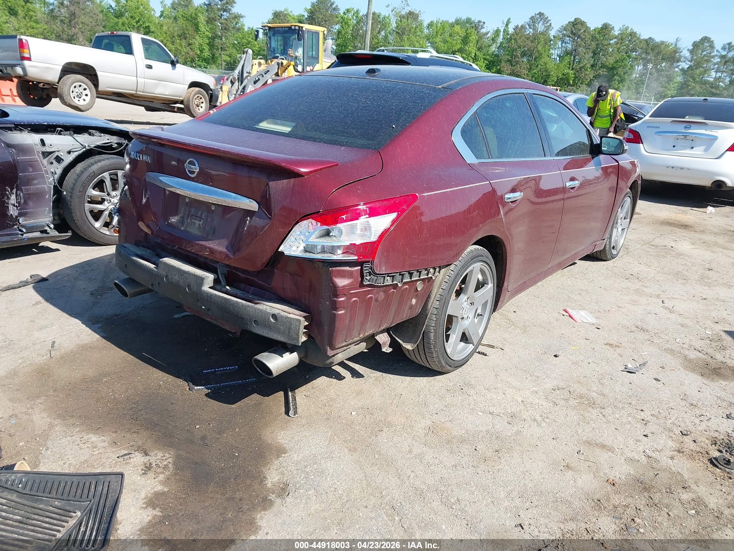 NISSAN MAXIMA image 4