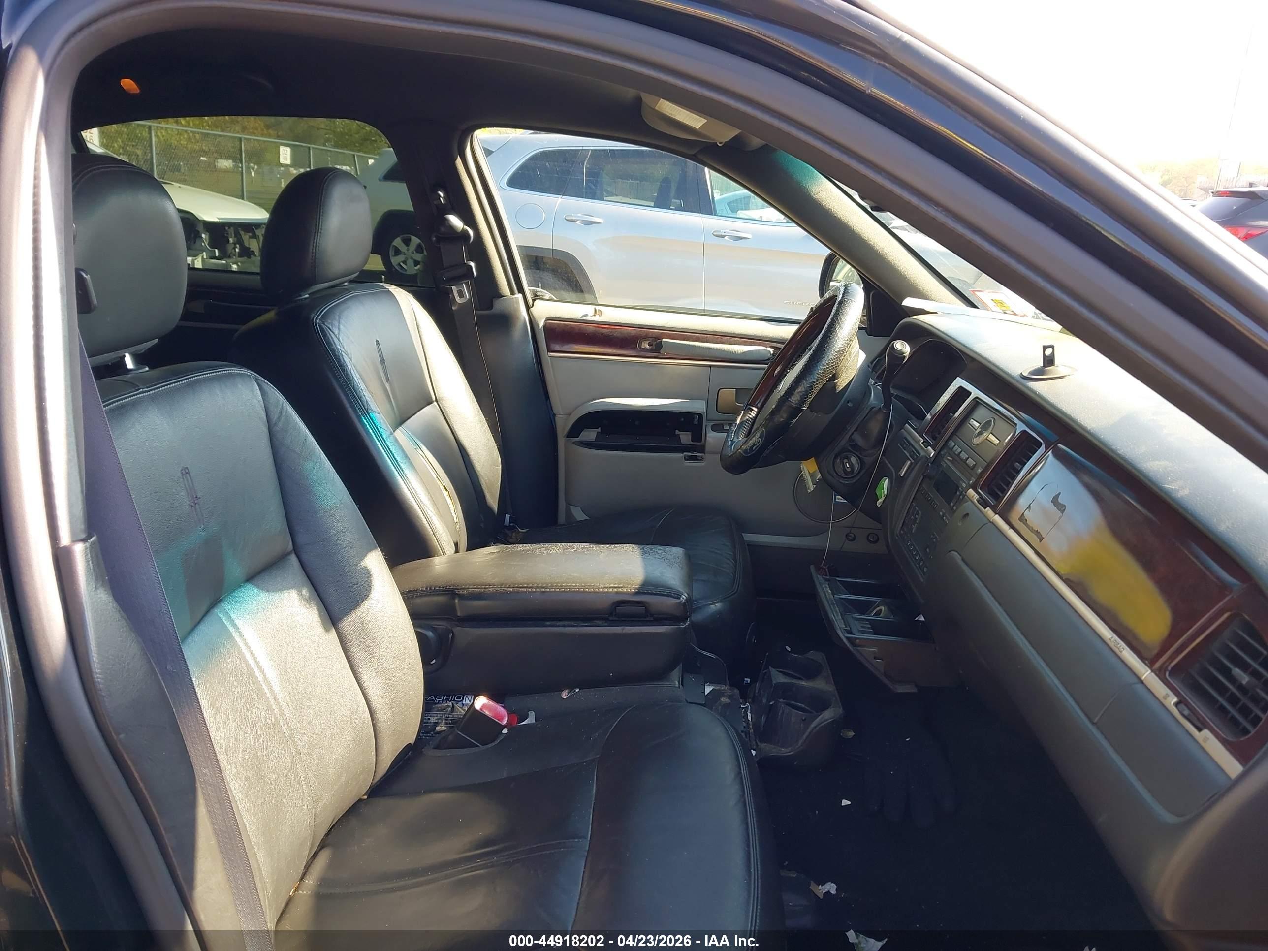 LINCOLN TOWN image 5