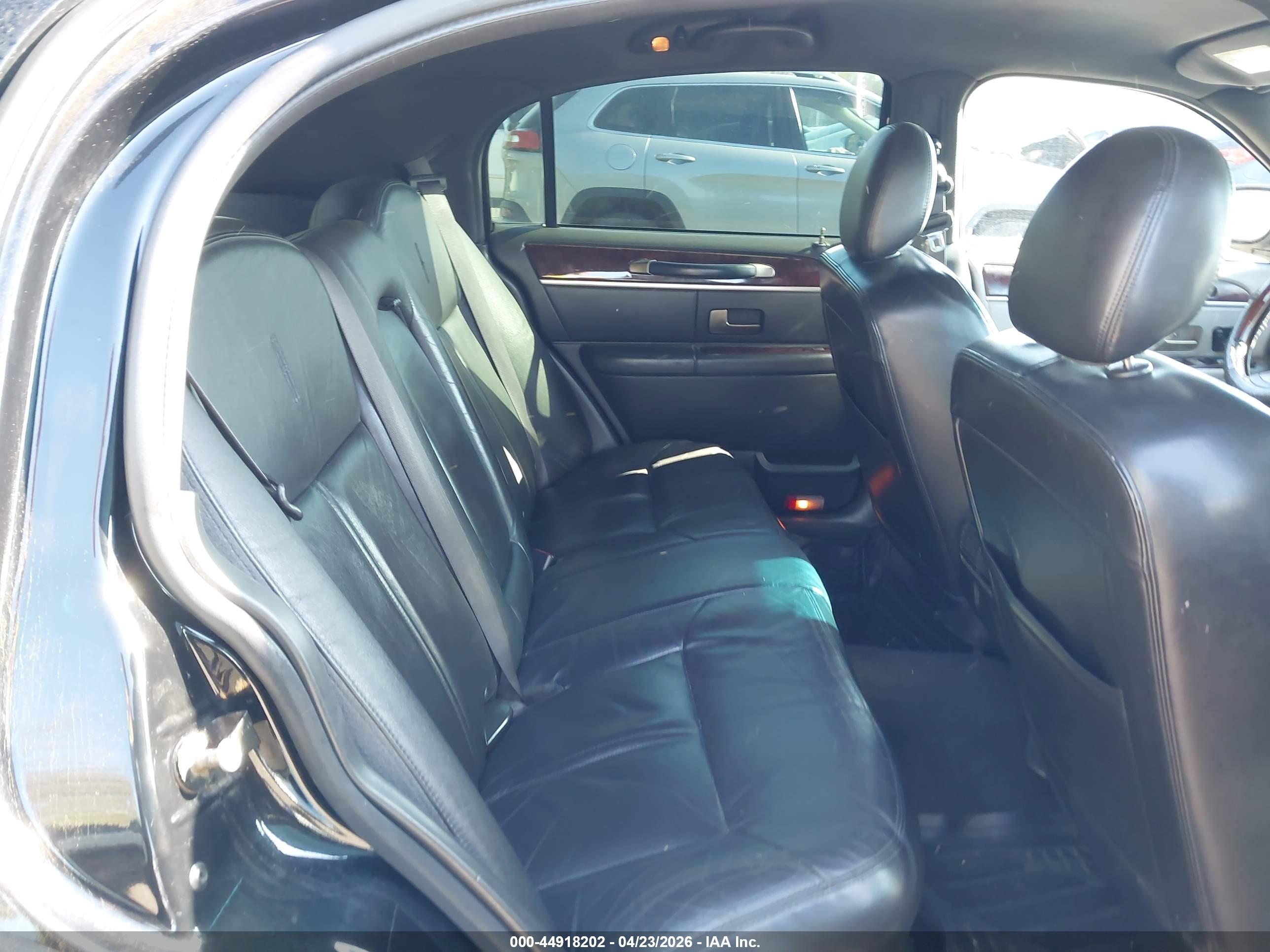 LINCOLN TOWN image 8