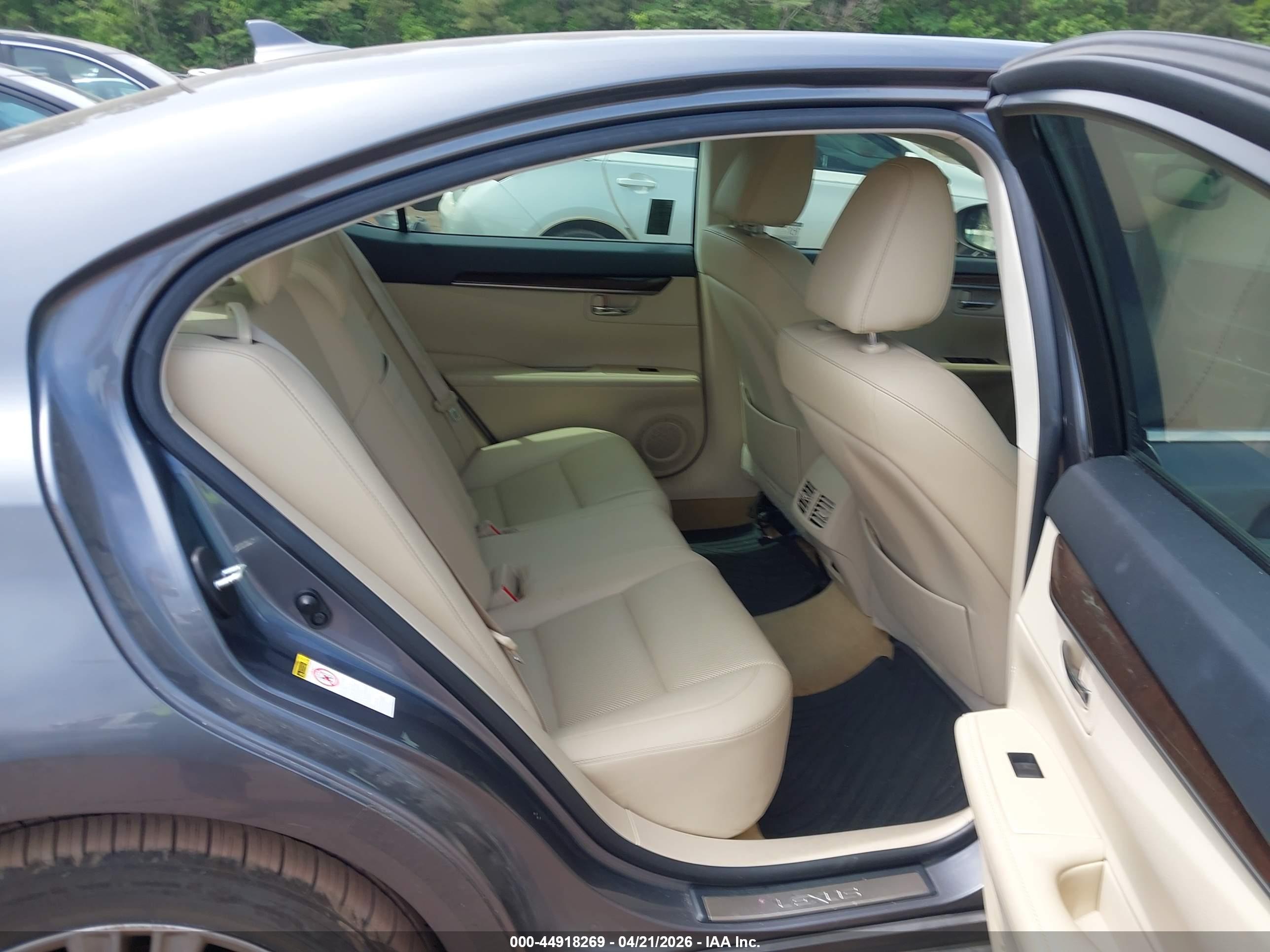 LEXUS ES image 8