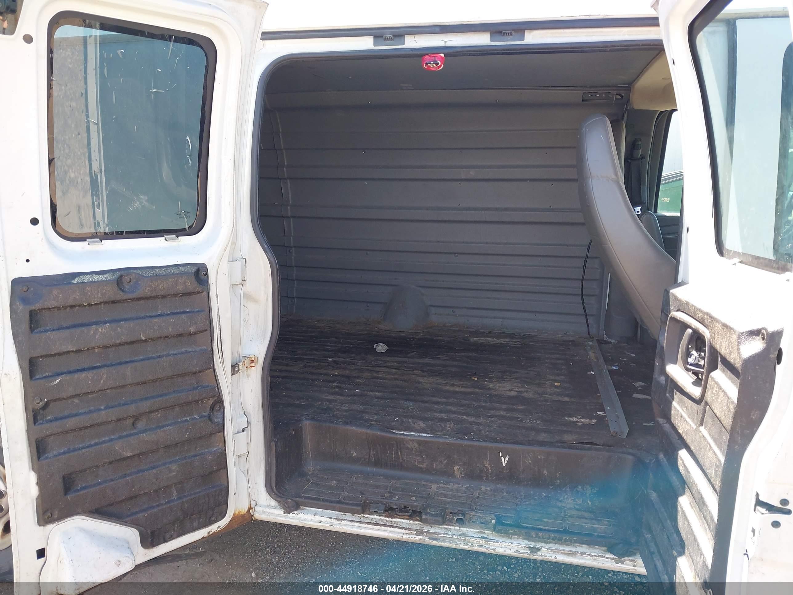 CHEVROLET EXPRESS image 8