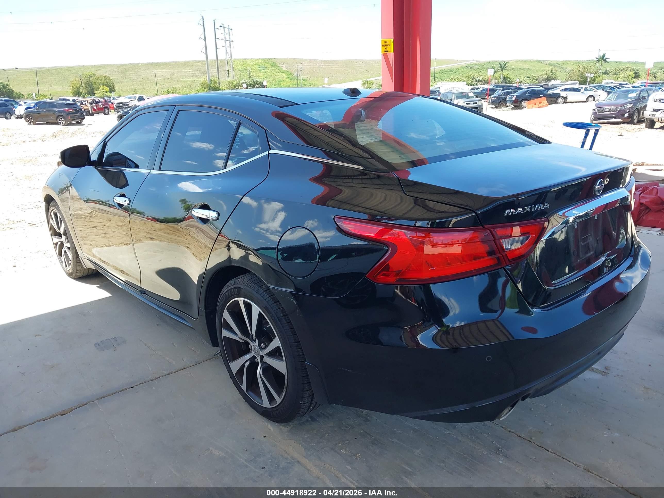 NISSAN MAXIMA image 3