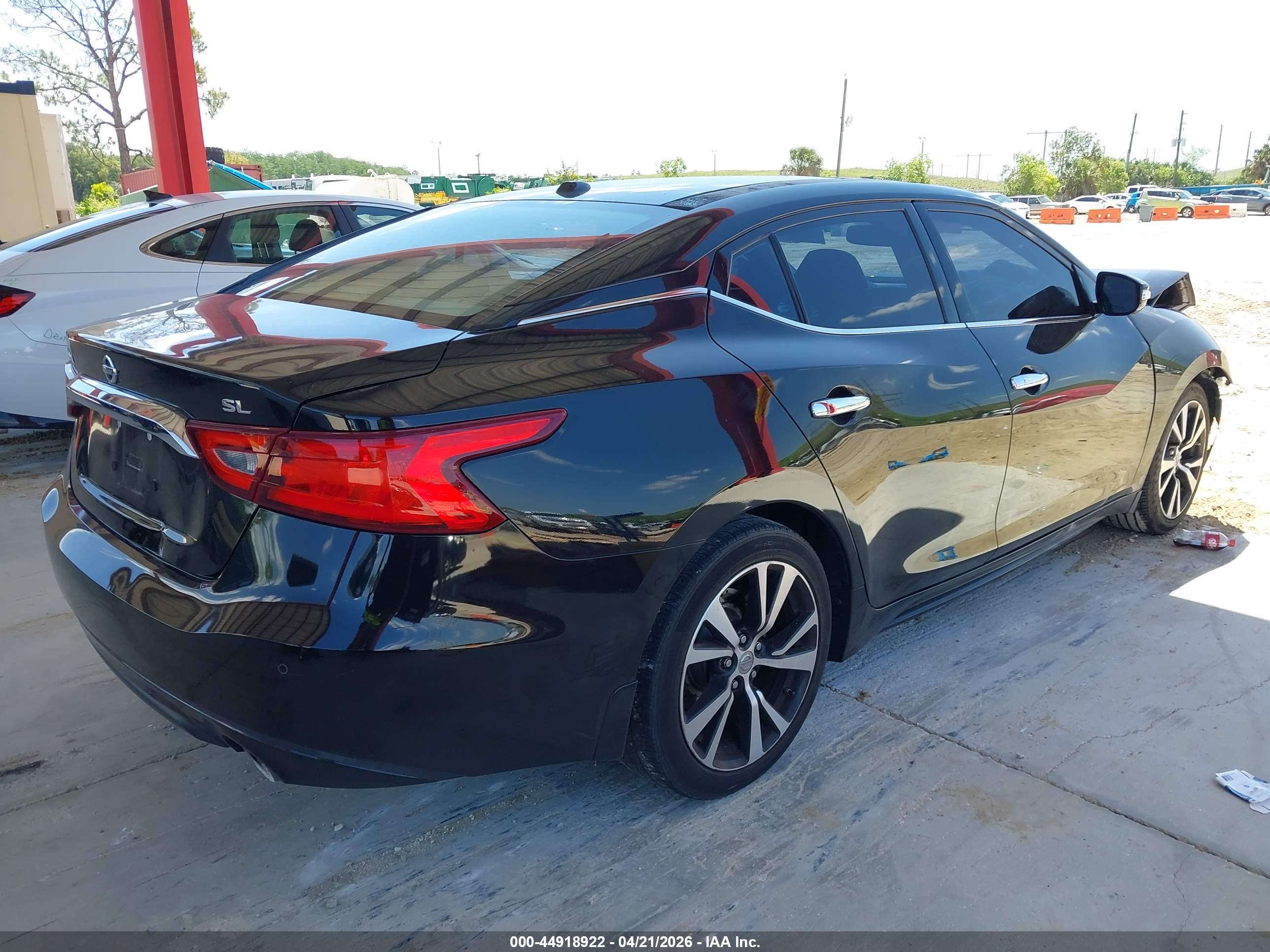 NISSAN MAXIMA image 4