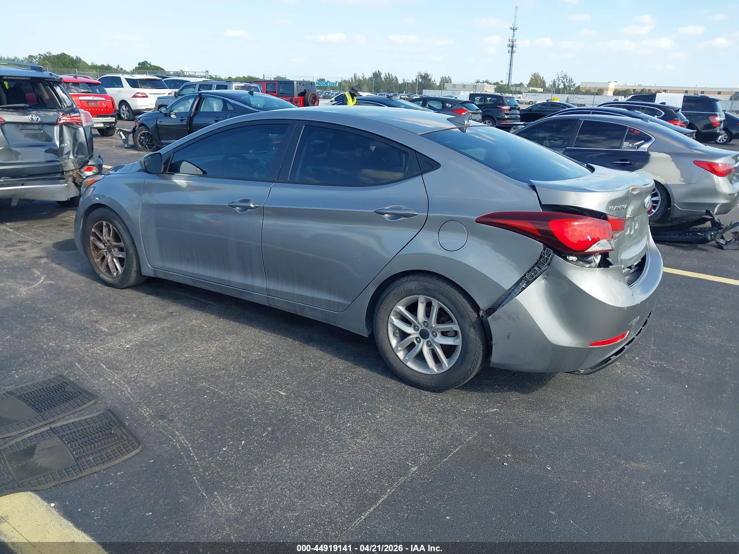 HYUNDAI ELANTRA image 3