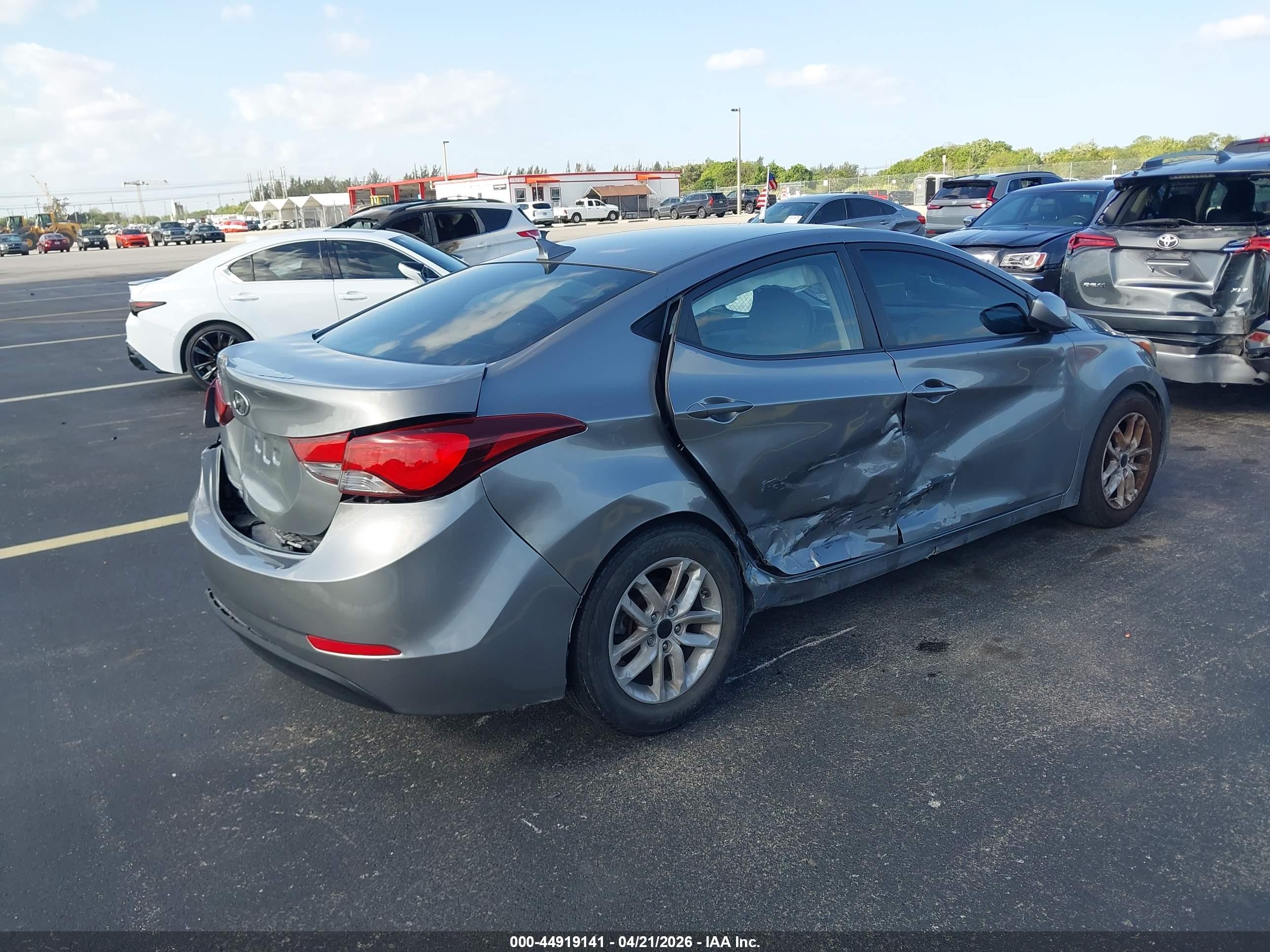 HYUNDAI ELANTRA image 4