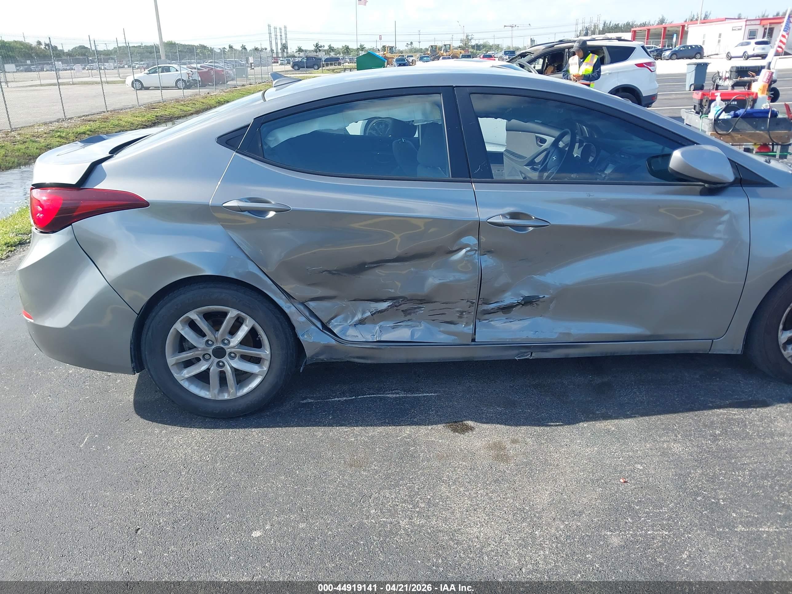 HYUNDAI ELANTRA image 6