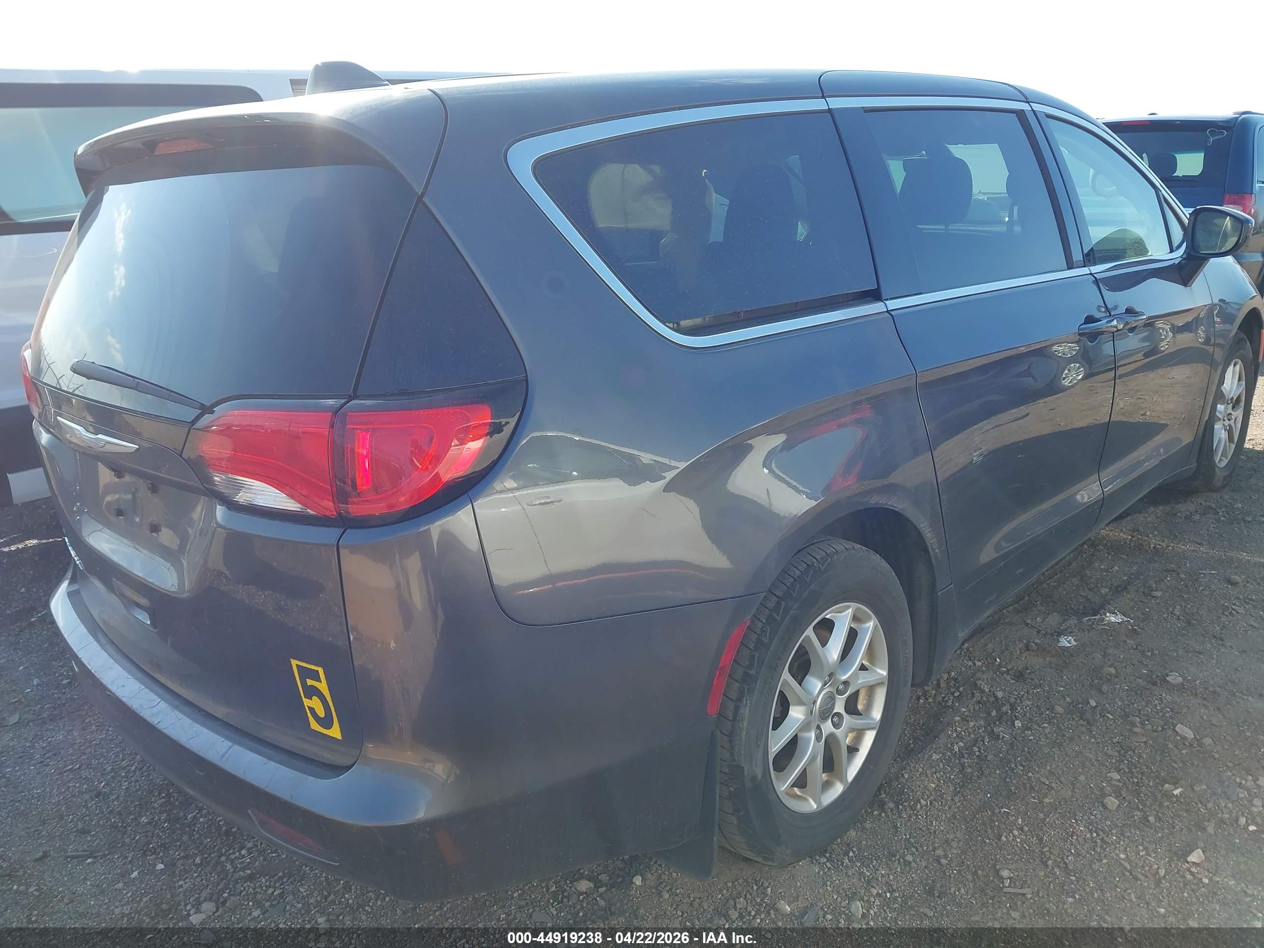 CHRYSLER PACIFICA image 4