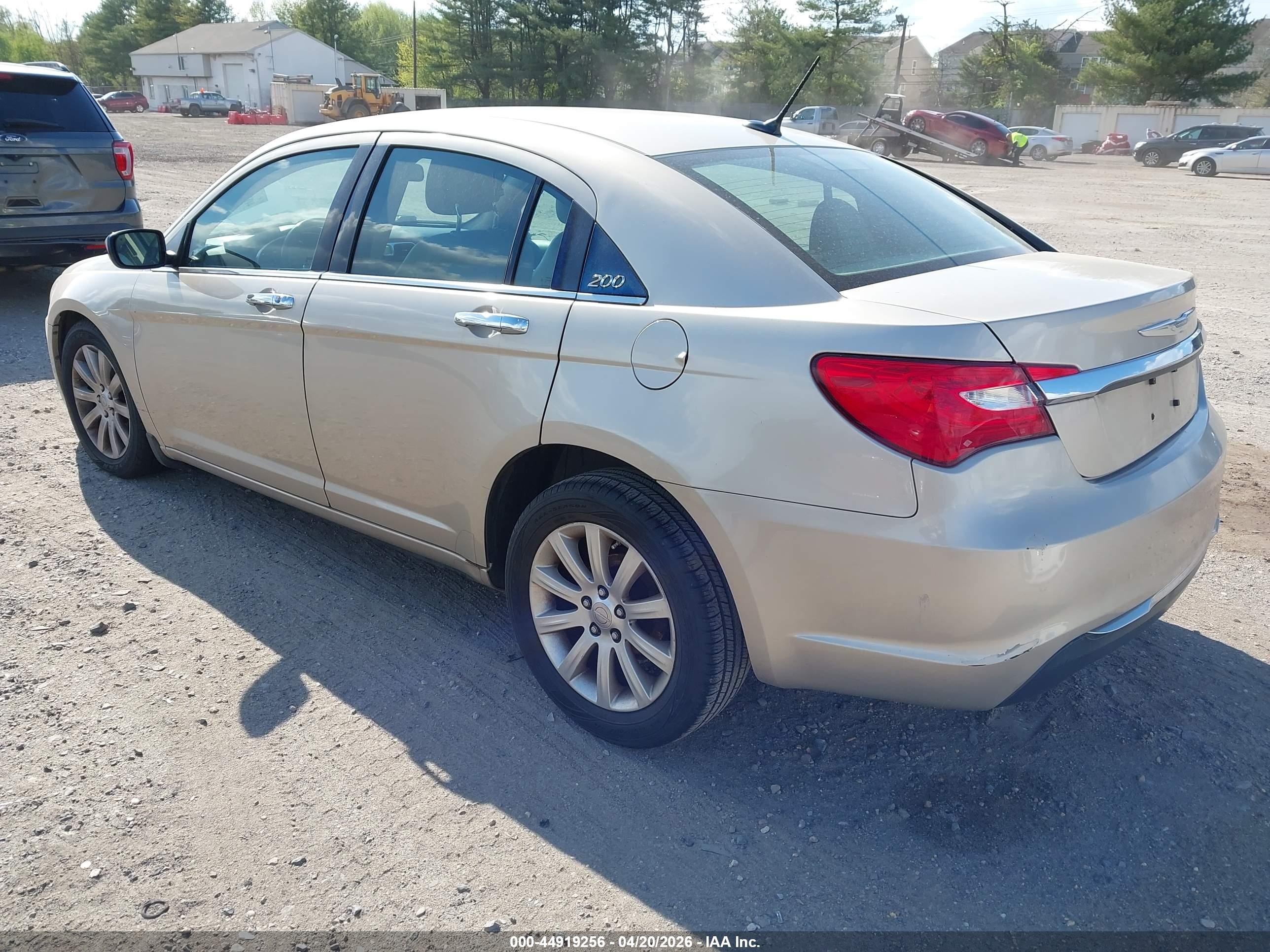 CHRYSLER 200 image 3