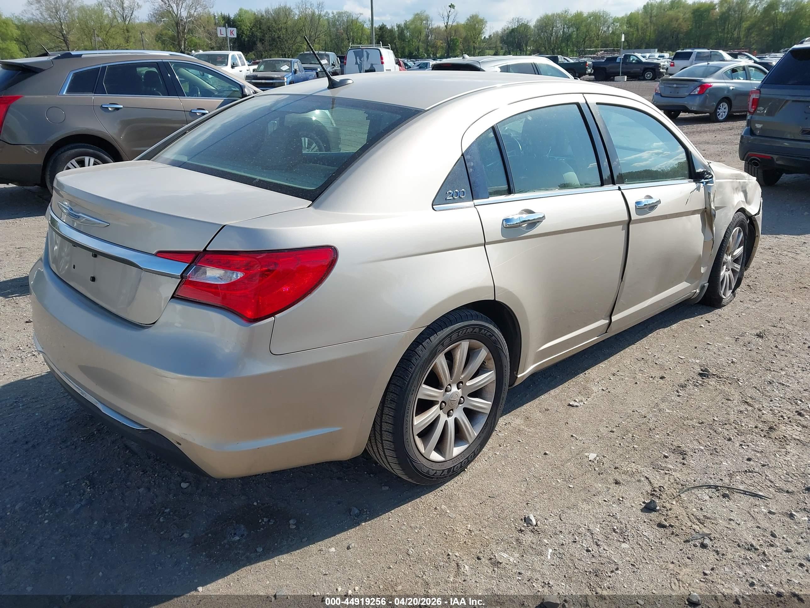 CHRYSLER 200 image 4