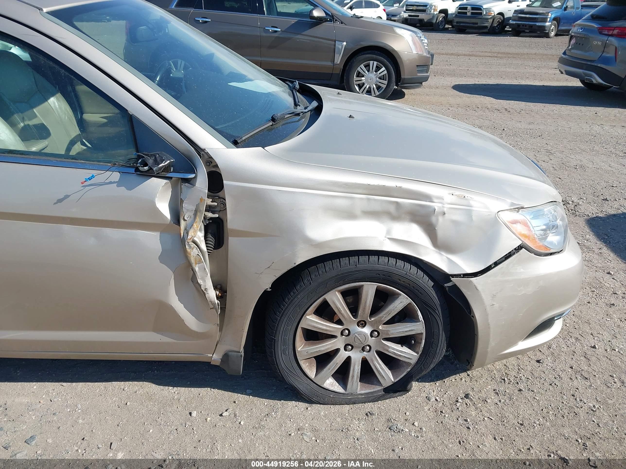CHRYSLER 200 image 6