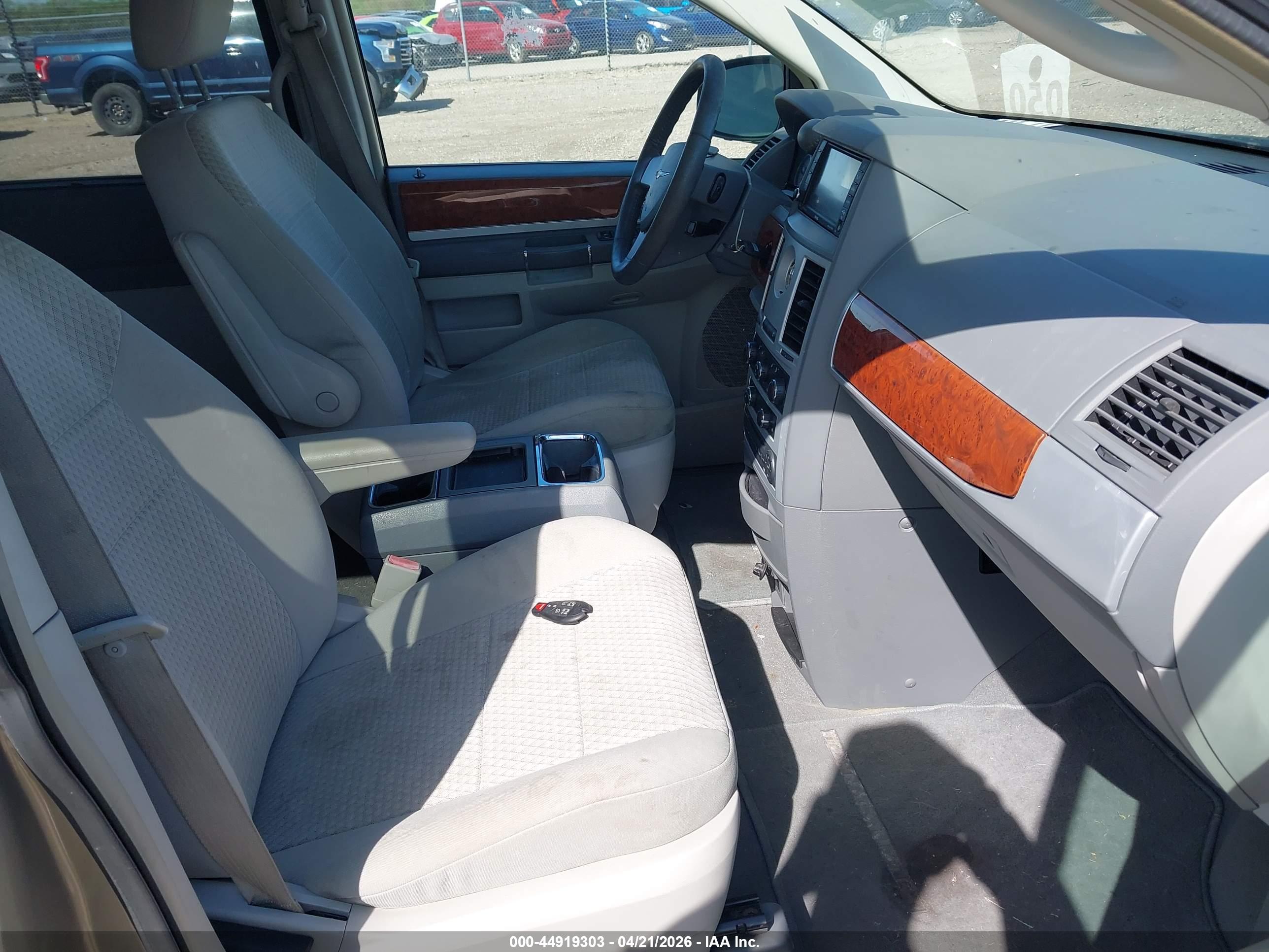CHRYSLER TOWN image 5