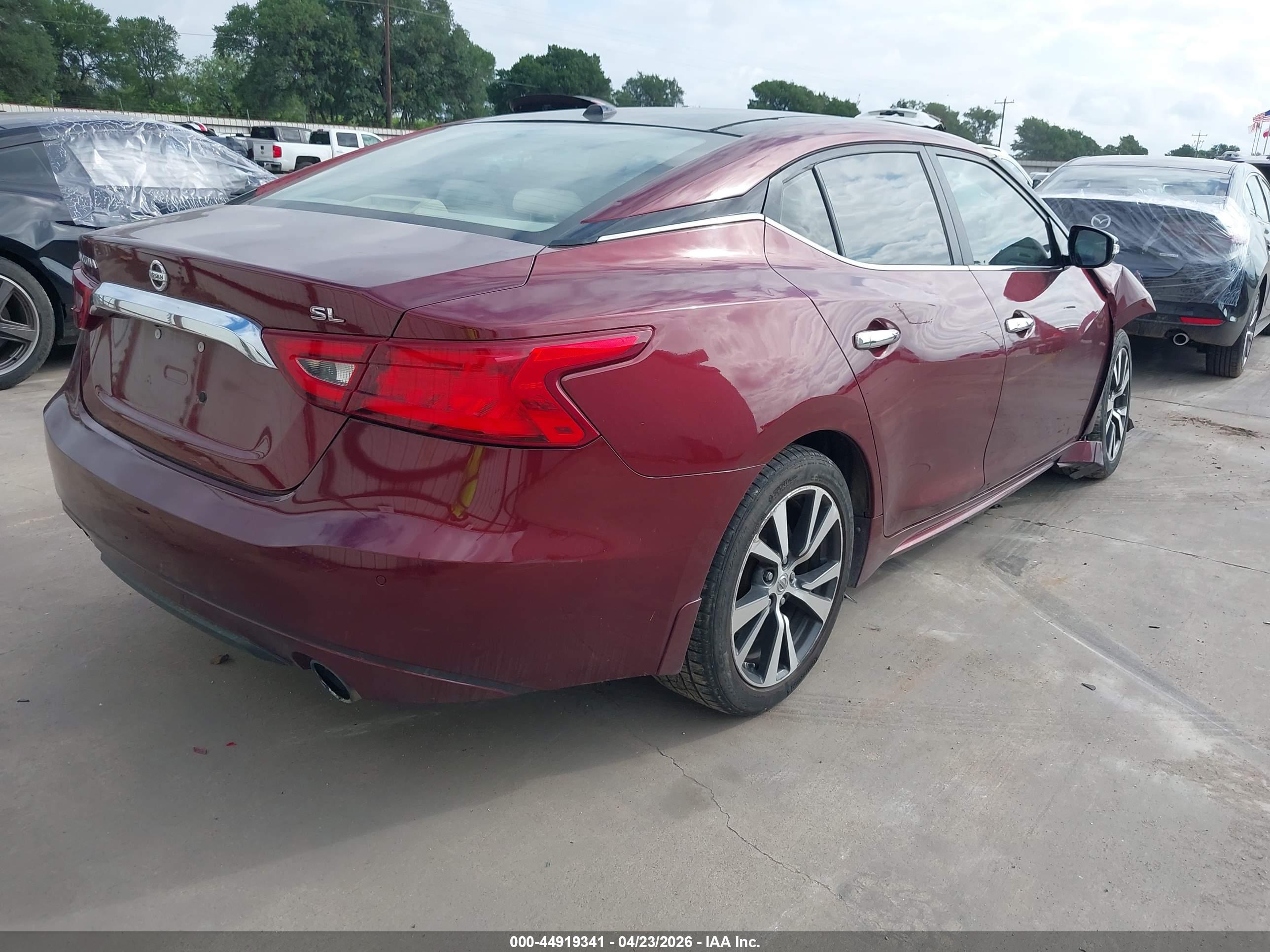 NISSAN MAXIMA image 4