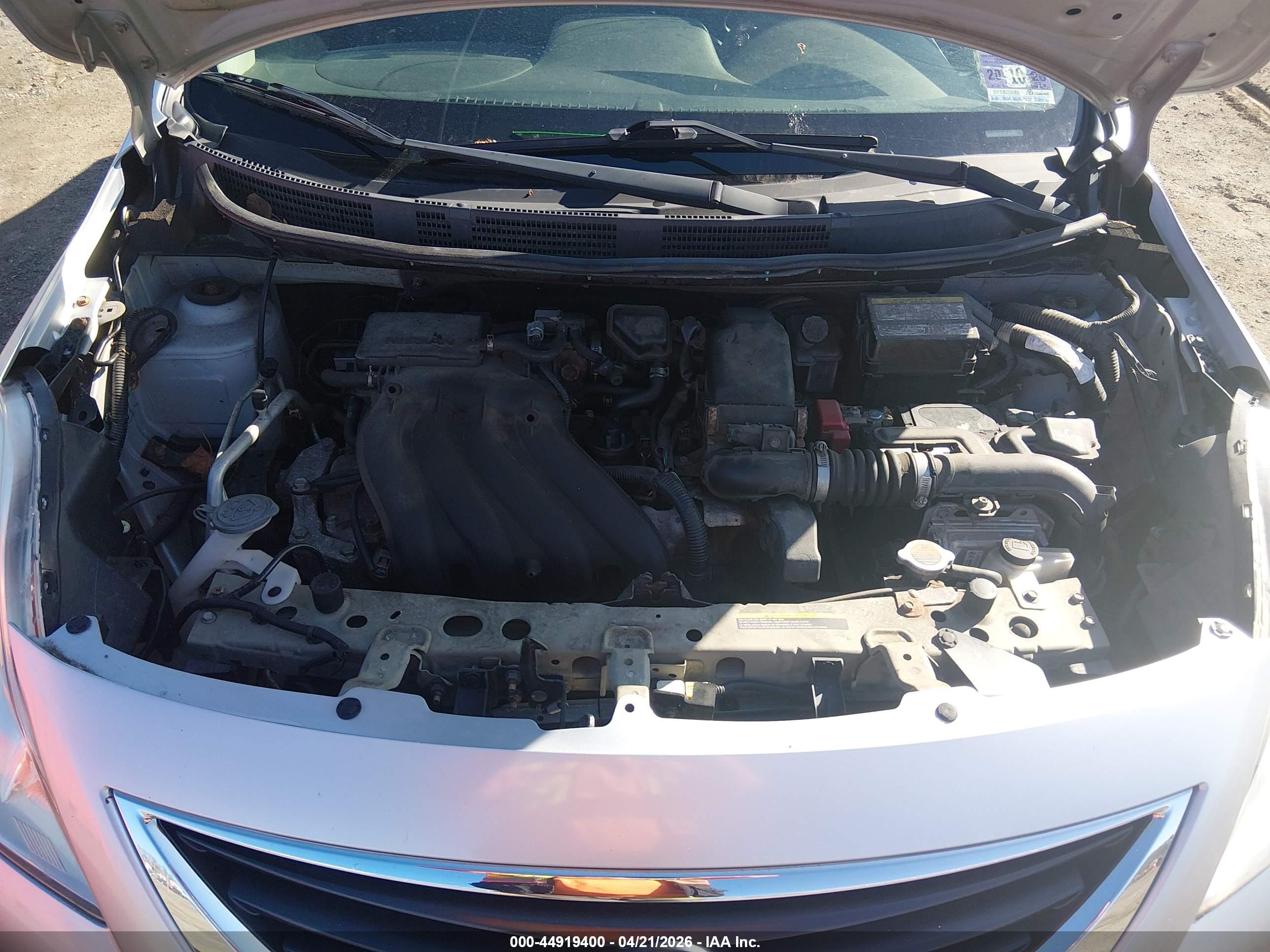 NISSAN VERSA image 10