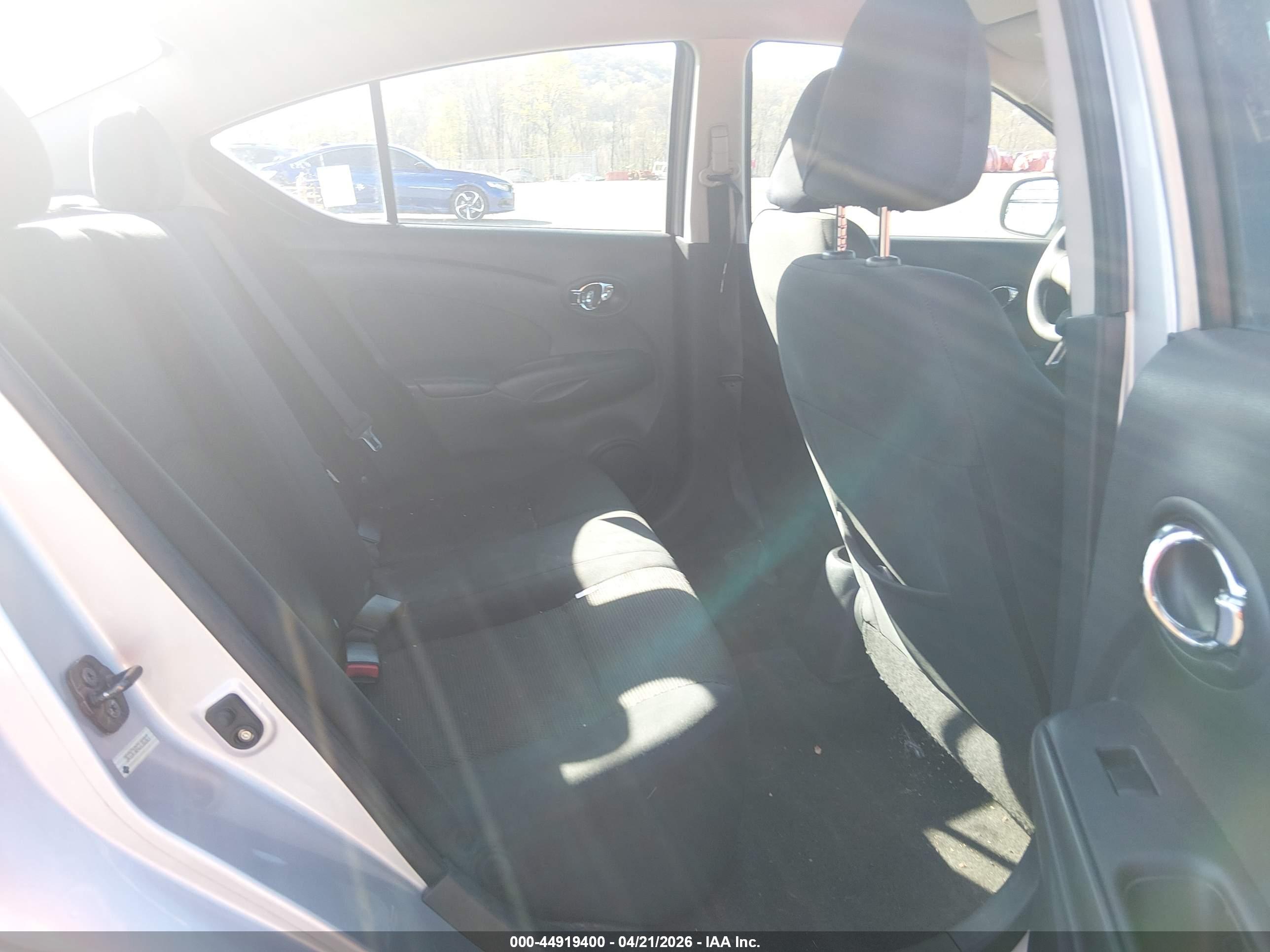 NISSAN VERSA image 8