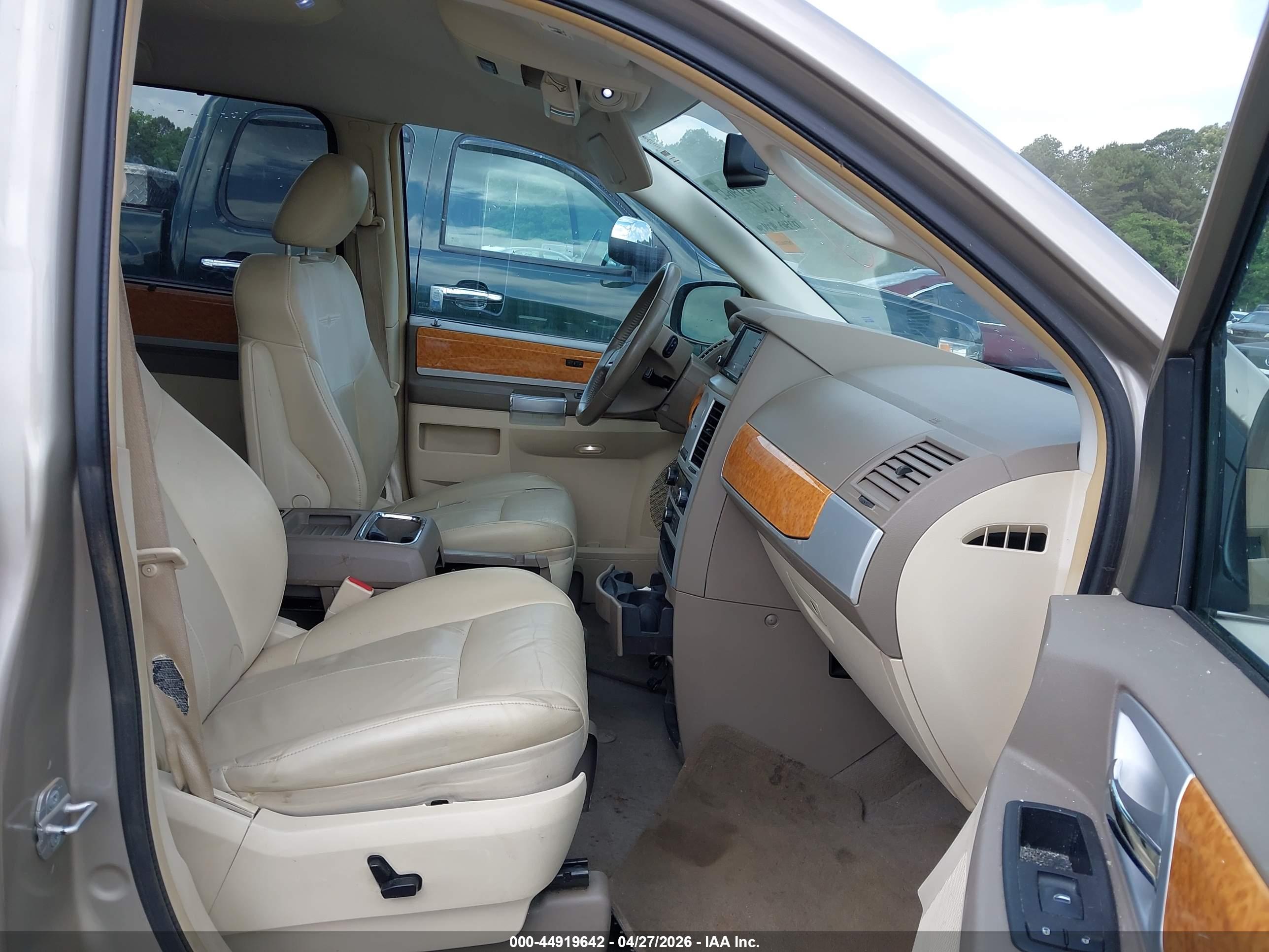 CHRYSLER TOWN image 5