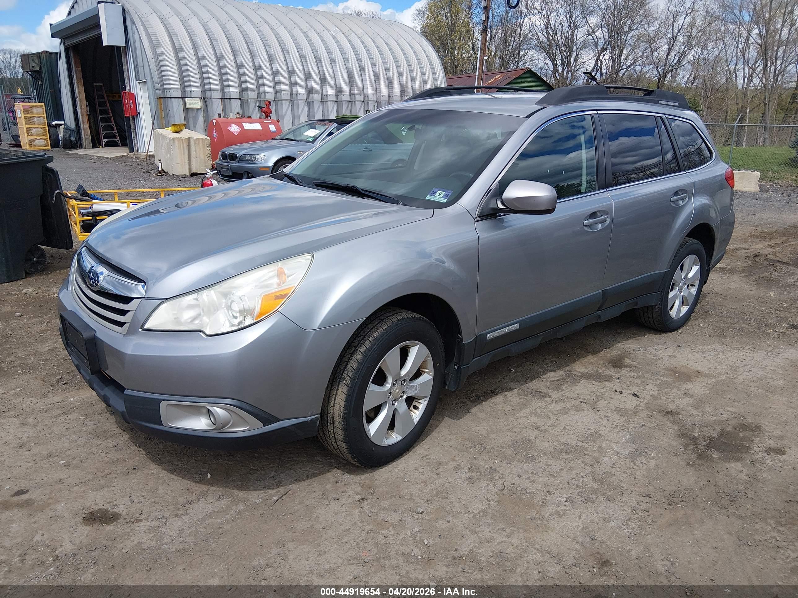 SUBARU OUTBACK image 2