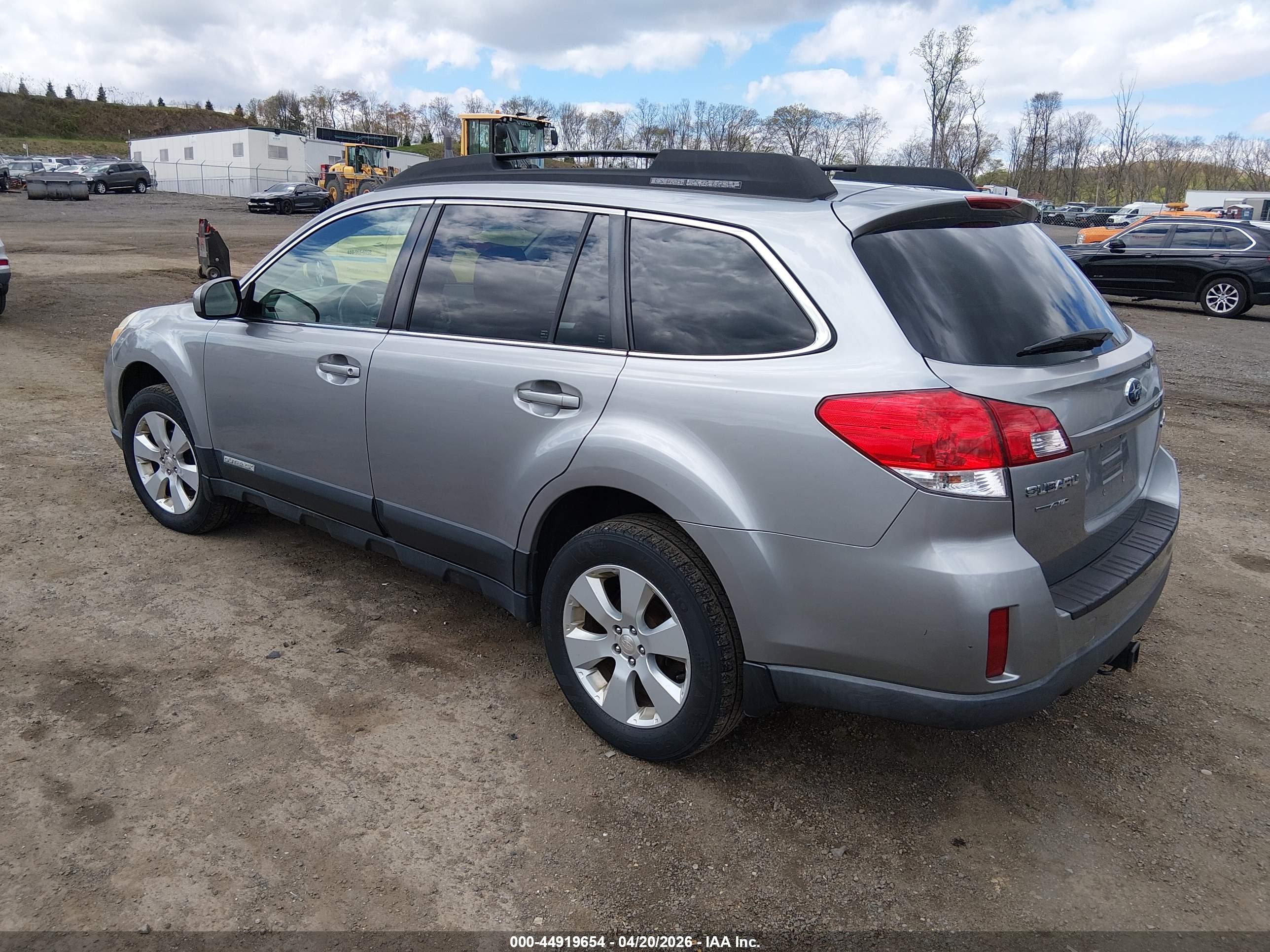 SUBARU OUTBACK image 3