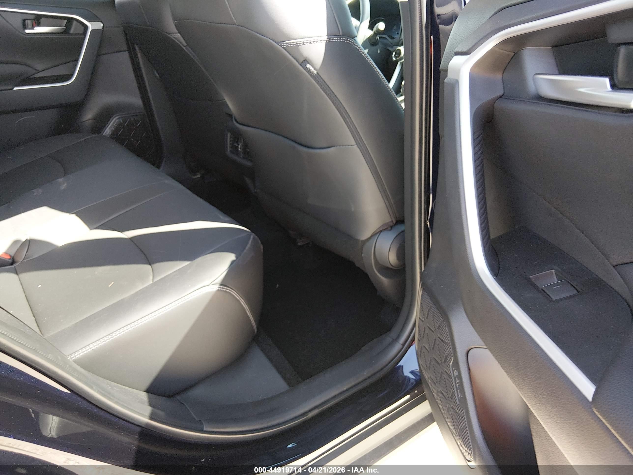 TOYOTA RAV4 image 8