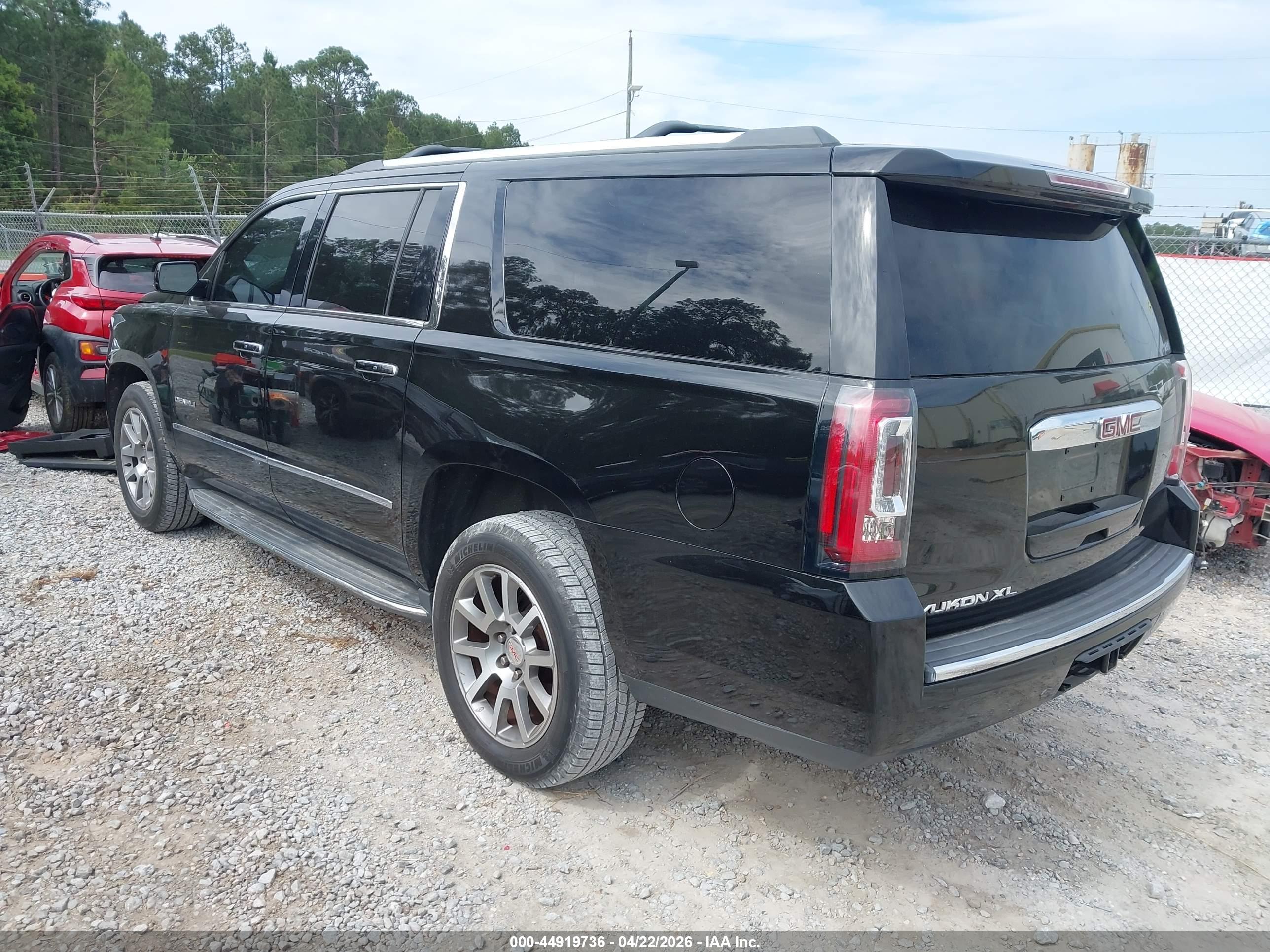 GMC YUKON image 3