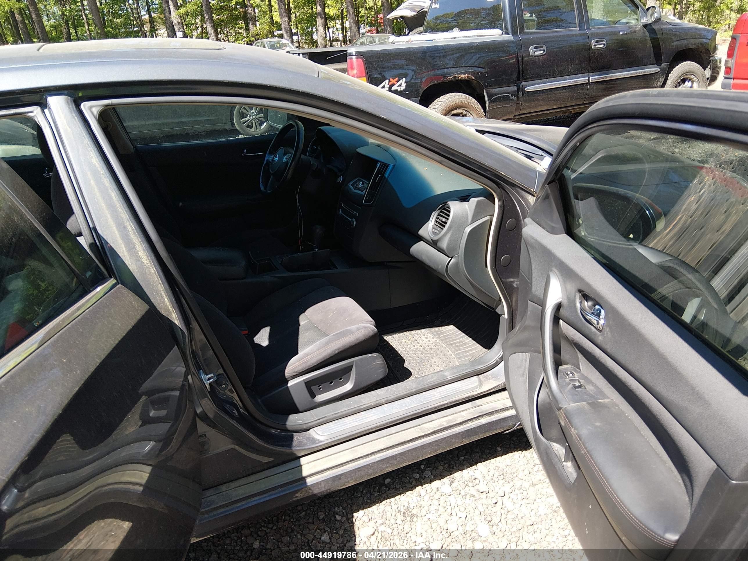NISSAN MAXIMA image 5