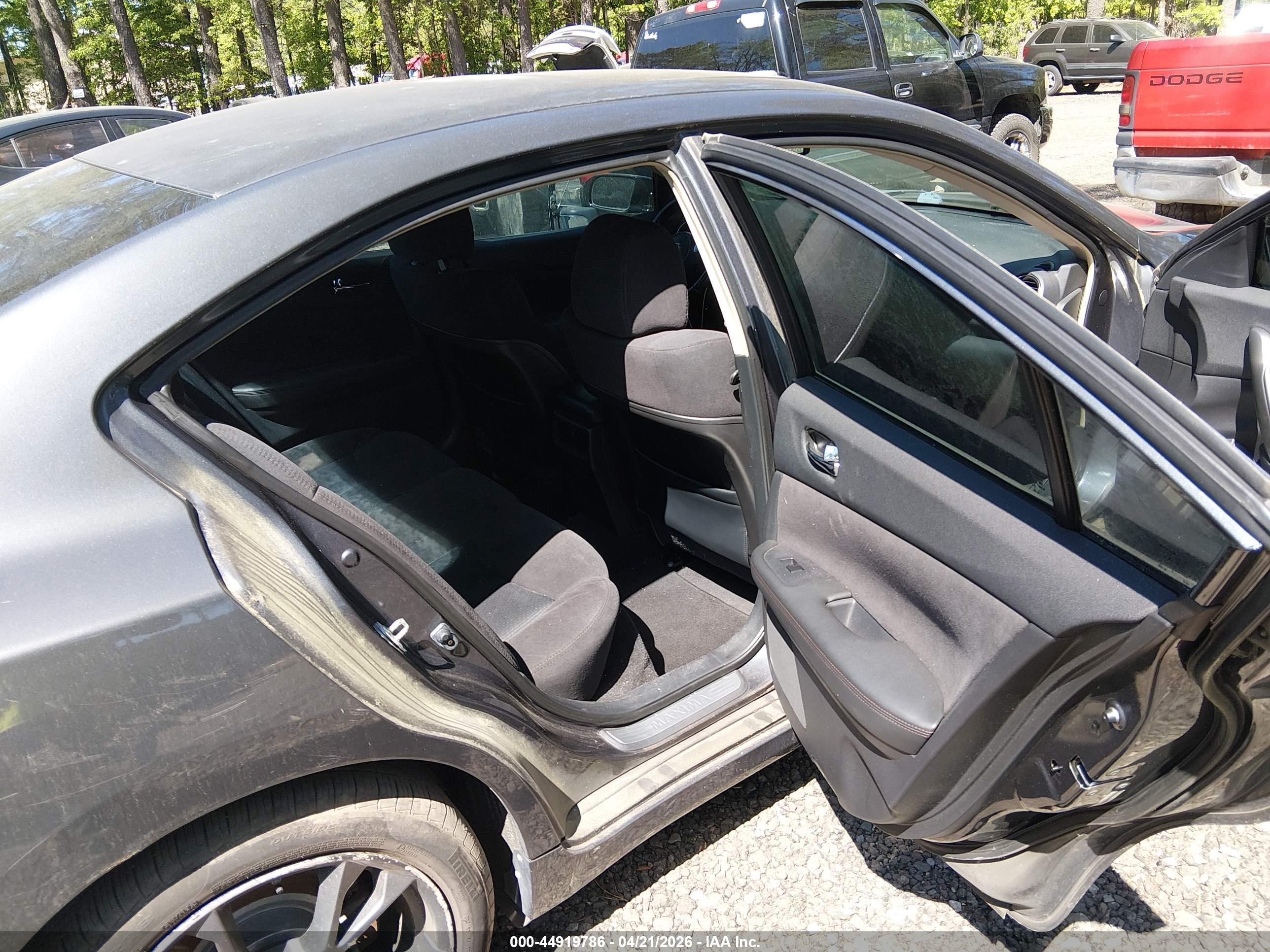 NISSAN MAXIMA image 8