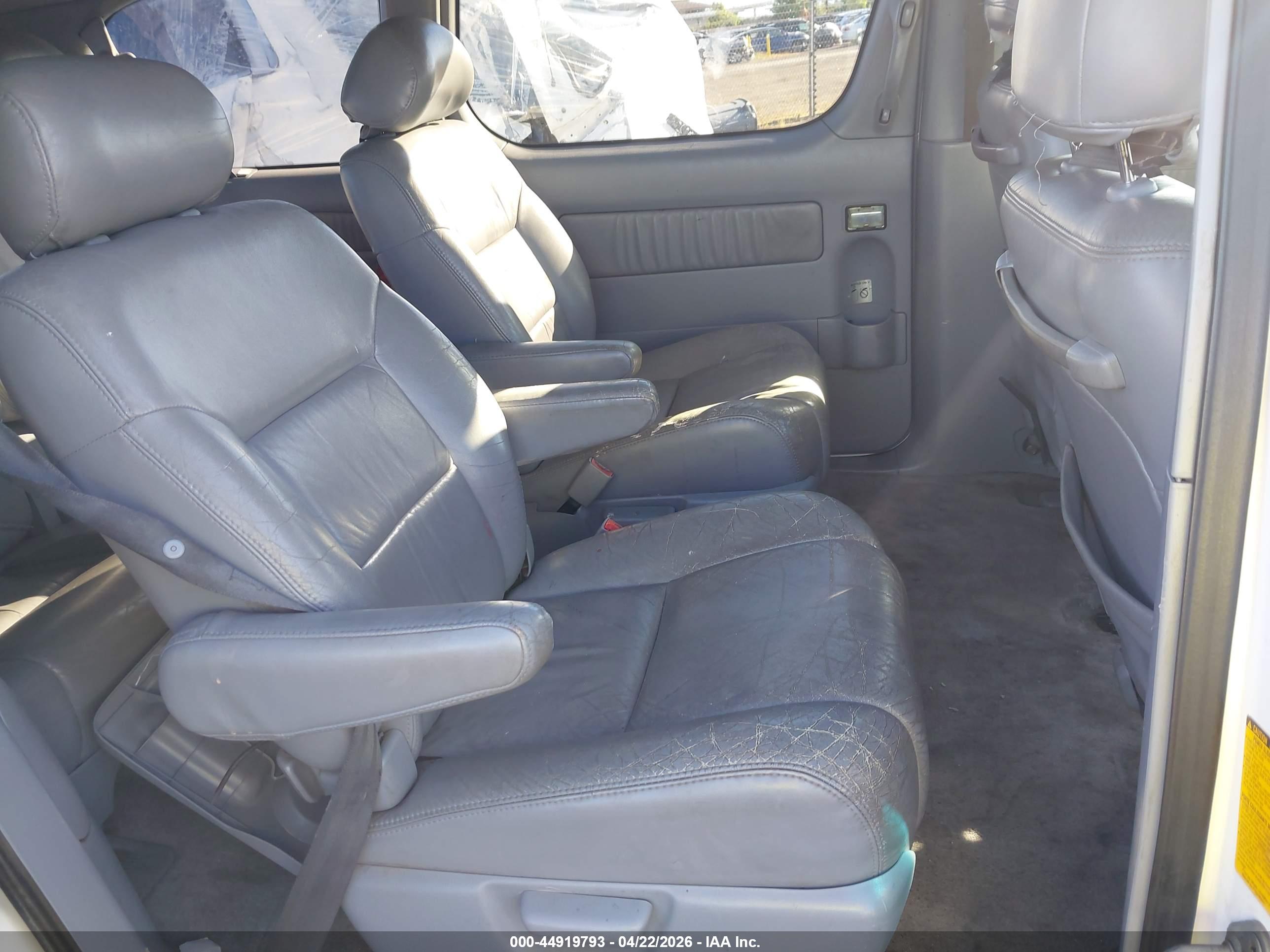 TOYOTA SIENNA image 8