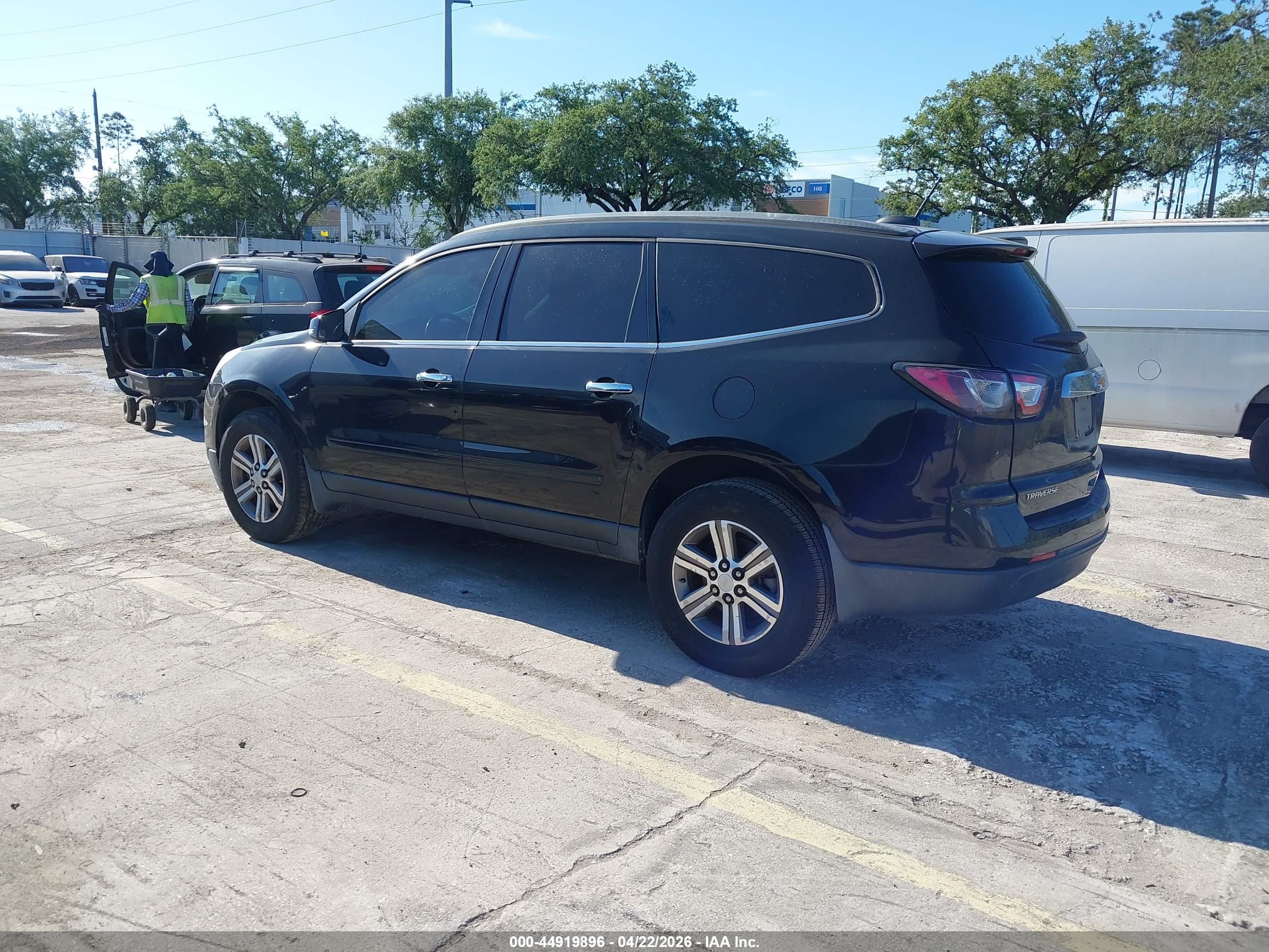 CHEVROLET TRAVERSE image 3