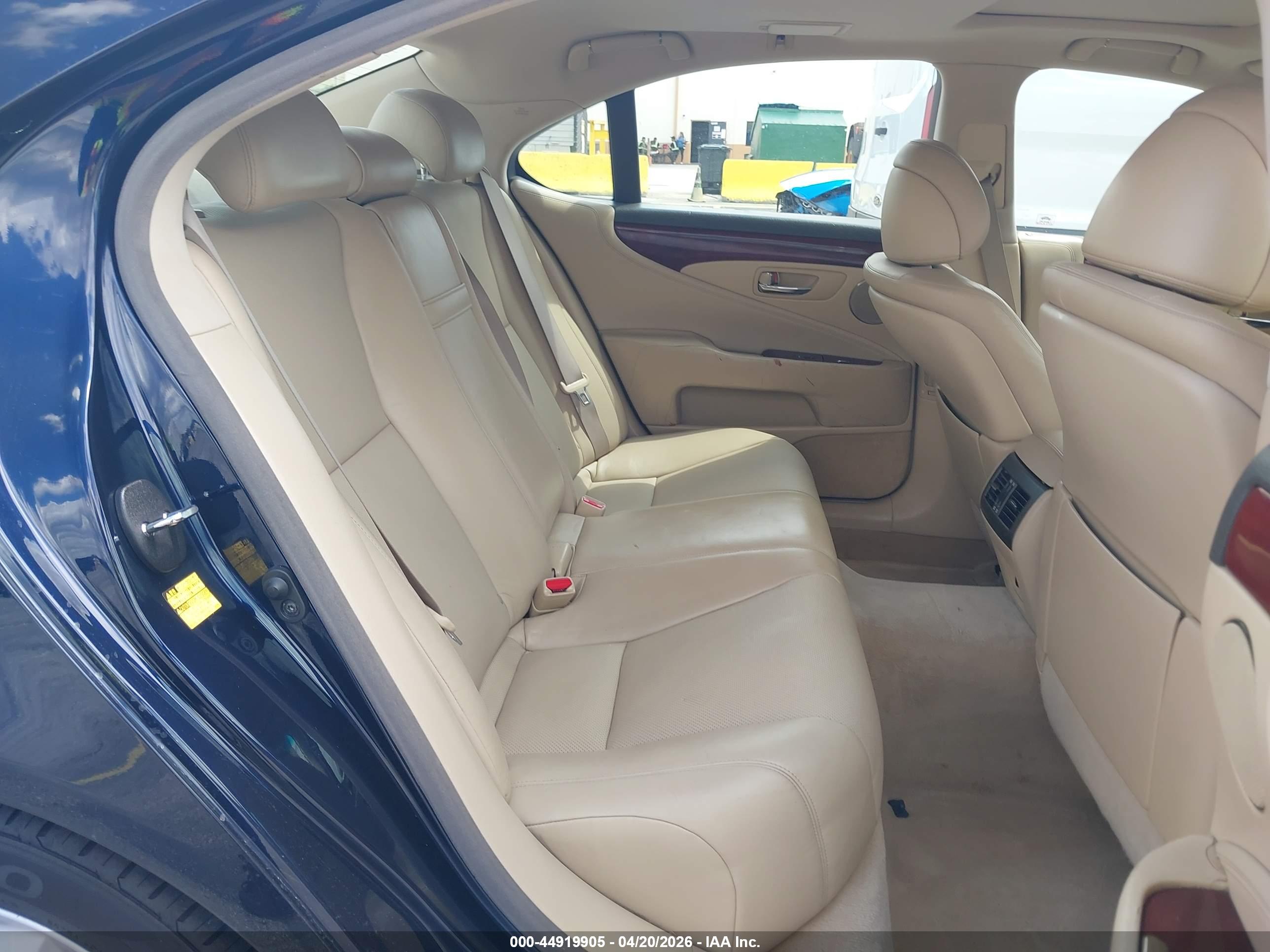 LEXUS LS image 8
