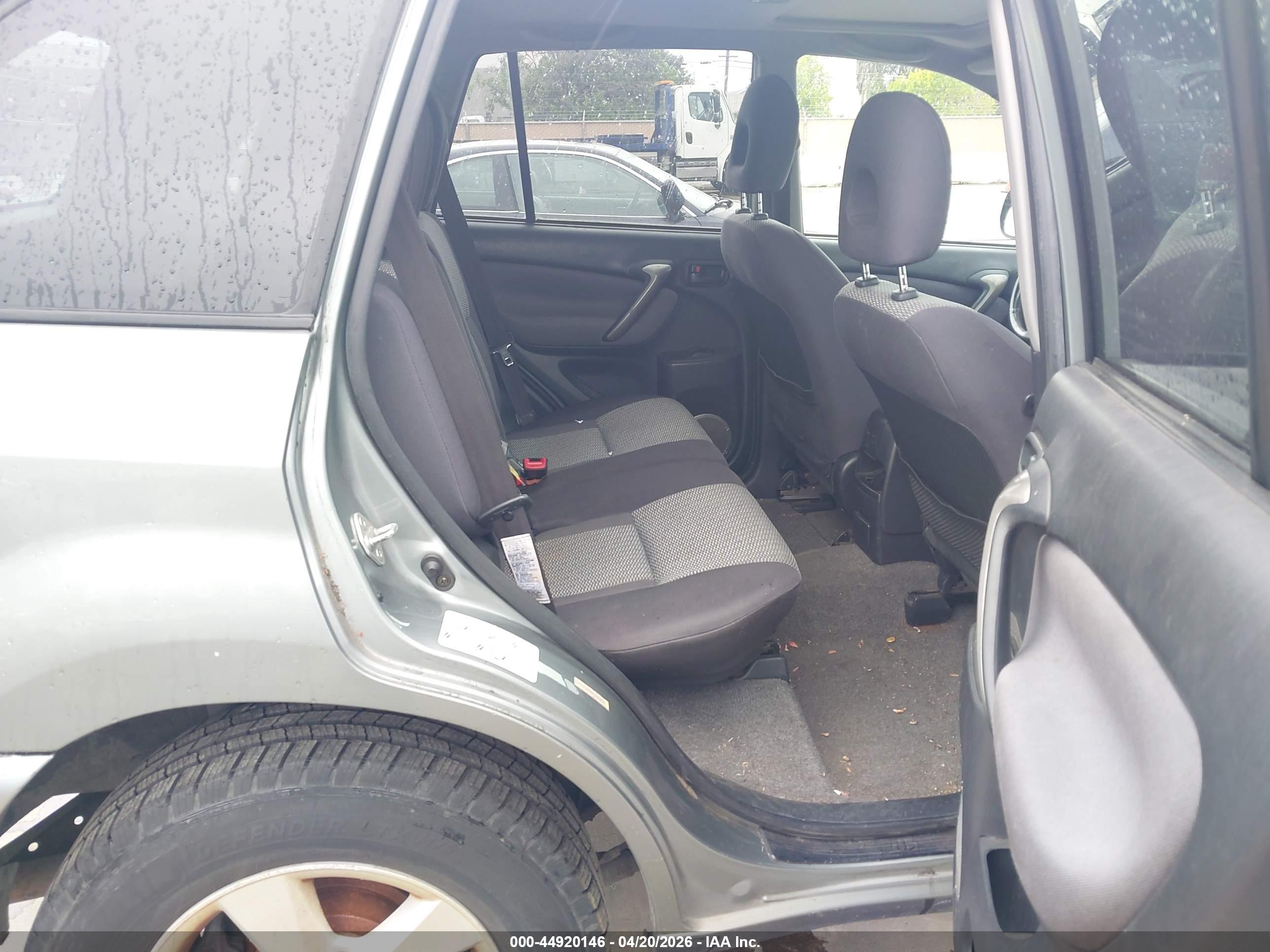 TOYOTA RAV4 image 8